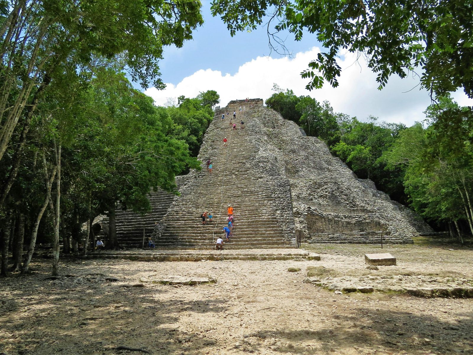 Rondreis Mexico, Tulum, Expeditie door het Maya-binnenland, Coba met meerdere mensen op de trappen maar van verderweg