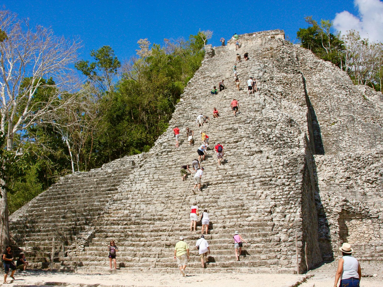 Rondreis Mexico, Tulum, Expeditie door het Maya-binnenland, Coba met meerdere mensen op de trappen