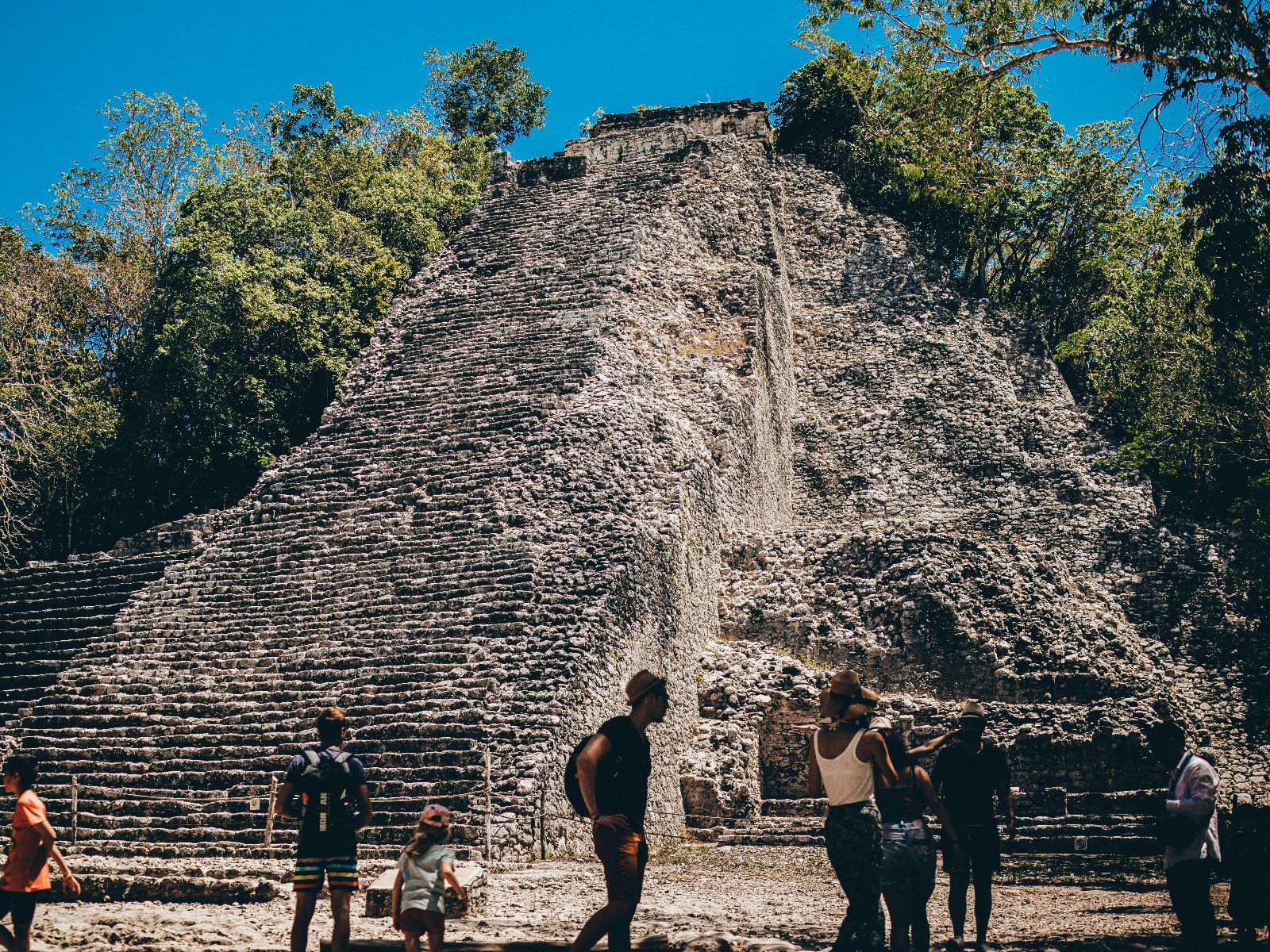 Rondreis Mexico, Tulum, Expeditie door het Maya-binnenland, Coba met meerdere mensen voor de piramide