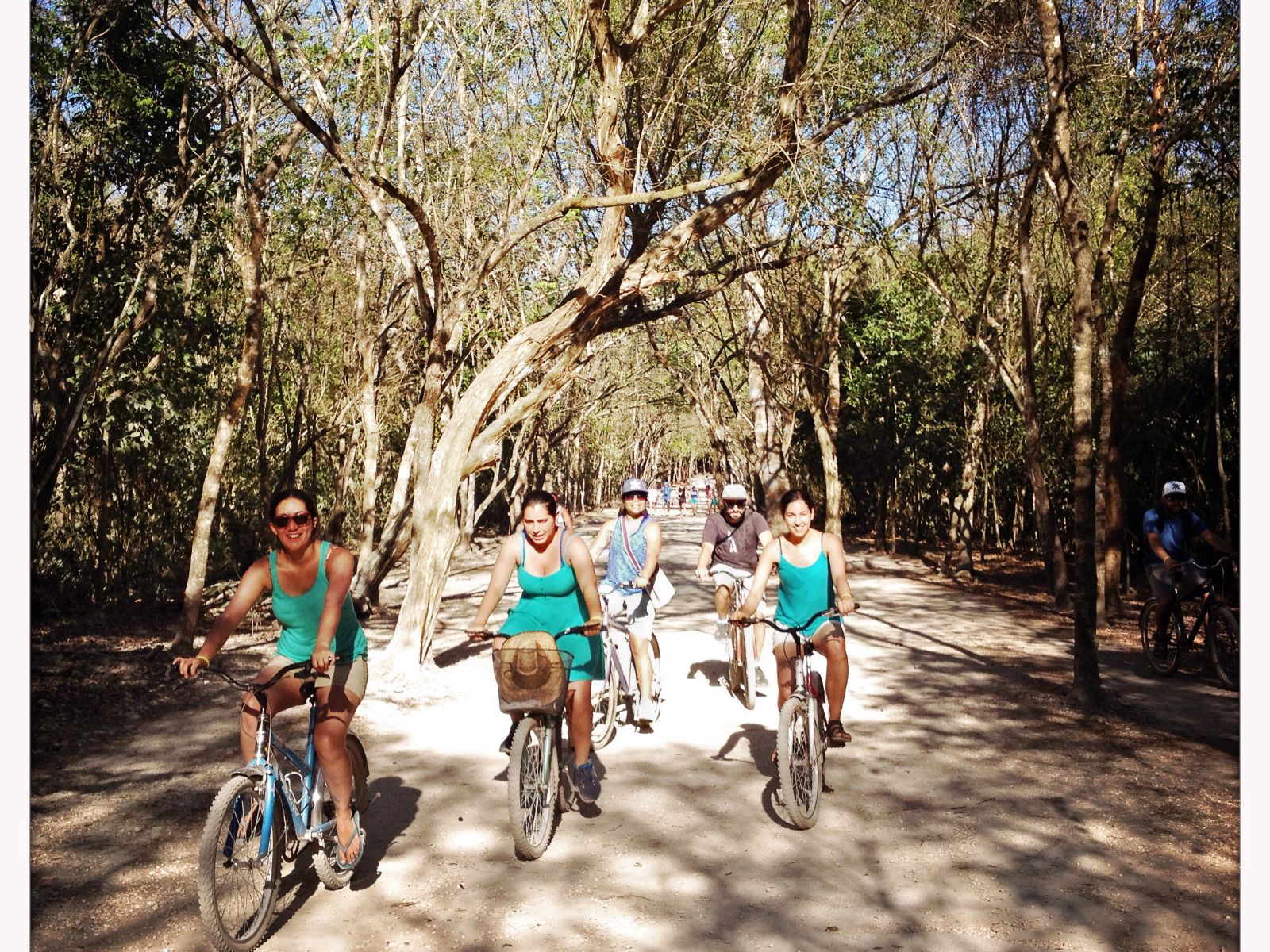 Rondreis Mexico, Tulum, Expeditie door het Maya-binnenland, fietsende mensen in omgeving van Coba