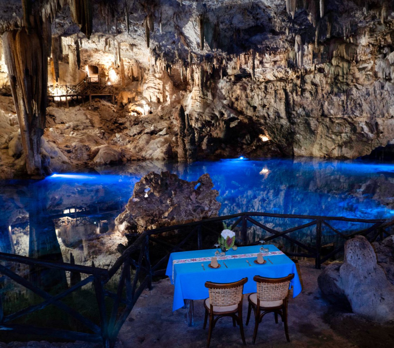 Rondreis Mexico, Valladolid, Cenote bij nacht, diner in cenote in de avond