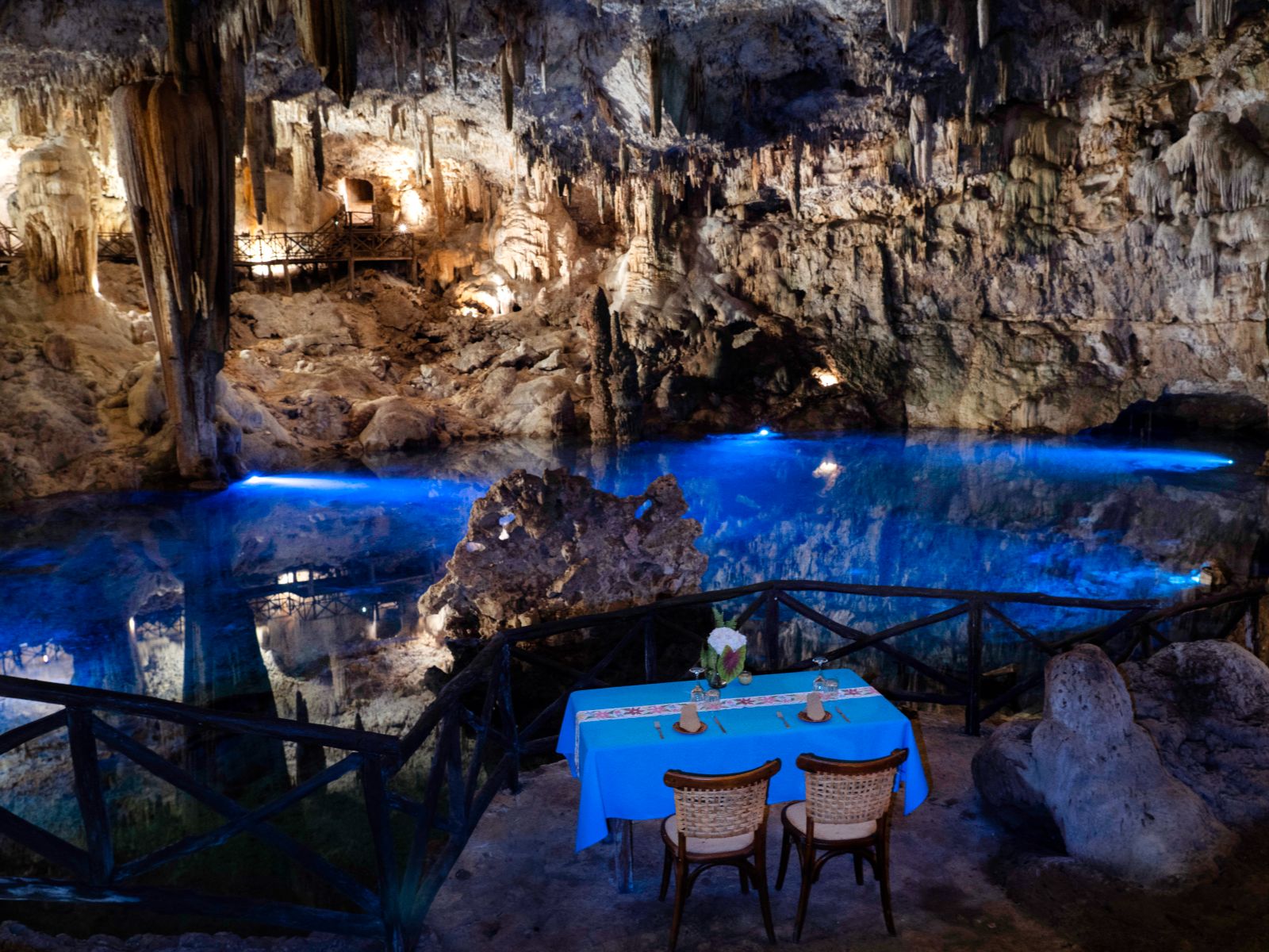 Rondreis Mexico, Valladolid, Cenote bij nacht, diner in cenote in de avond