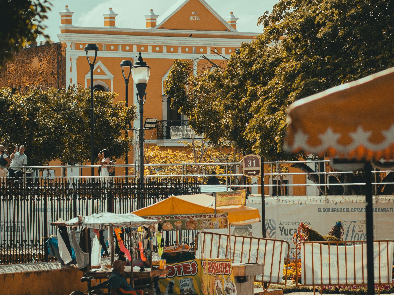 Rondreis Mexico, Valladolid, Op de fiets langs cenotes en de Maya-cultuur, stadje met vlaggetjes en street food