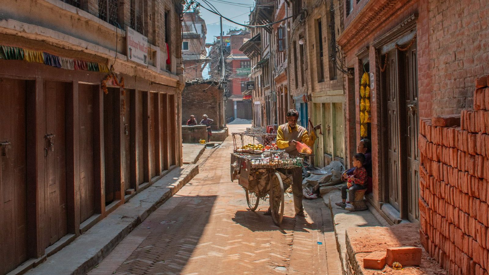 Rondreis Nepal, Bhaktapur, steegje met verkoper