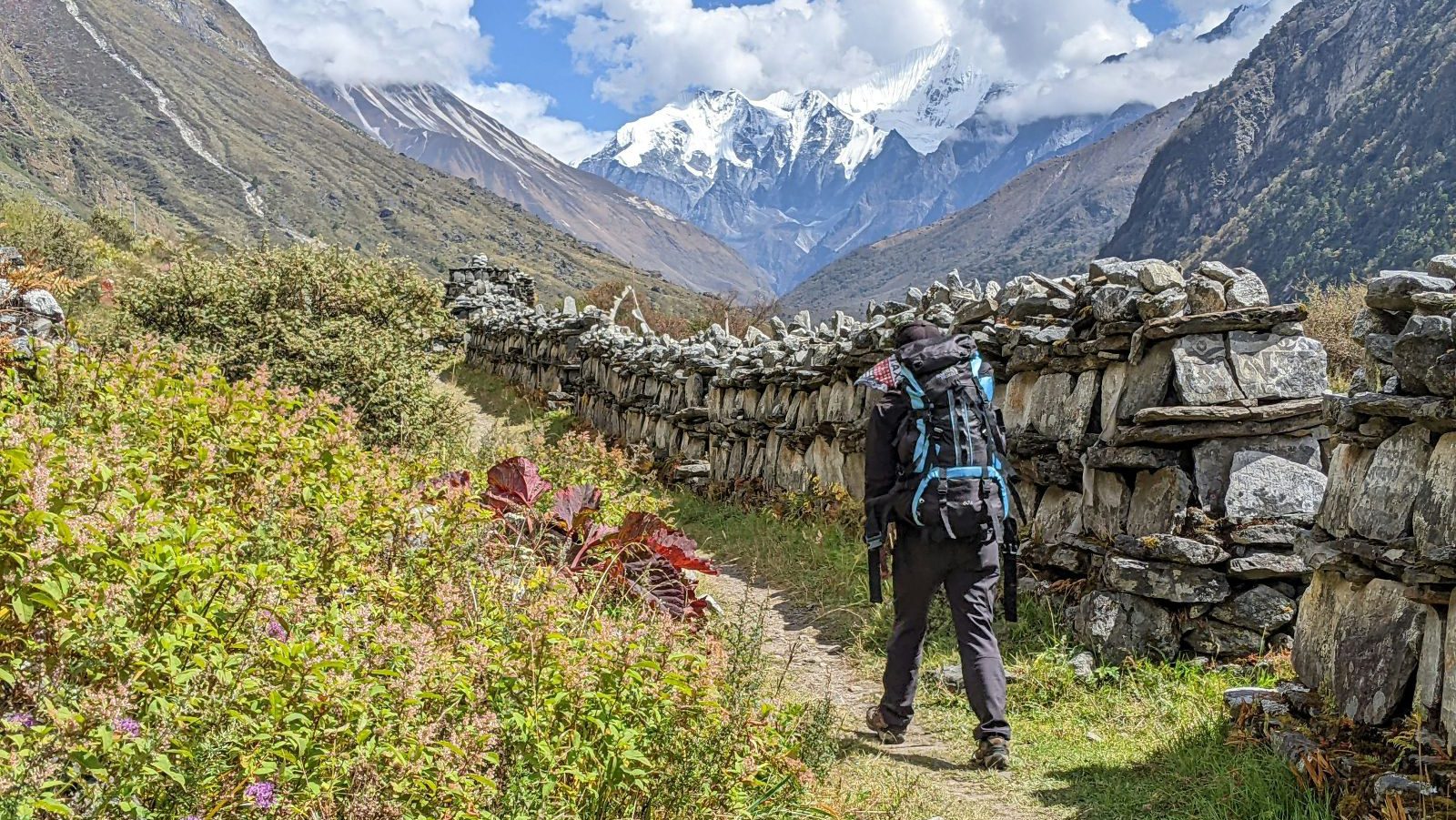 Rondreis Nepal, Langtang Regio, Backpacker met rugtas