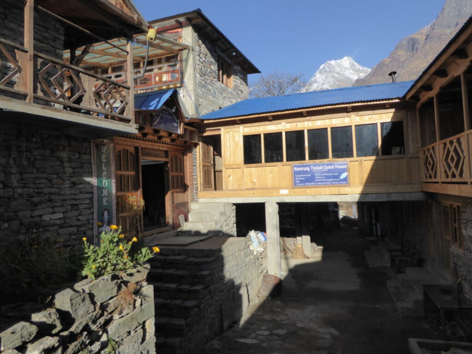 Rondreis Nepal, Trekking Lodges, binnenplaats in de zon