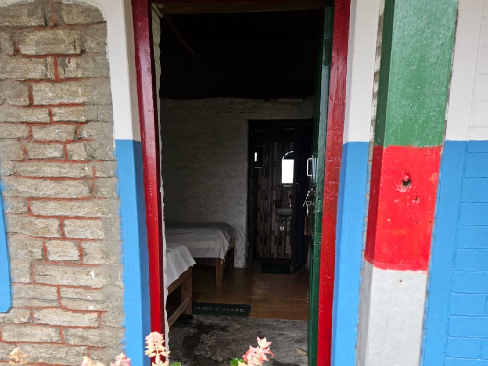 Rondreis Nepal, Trekking Lodges, kamer vanuit deuropening