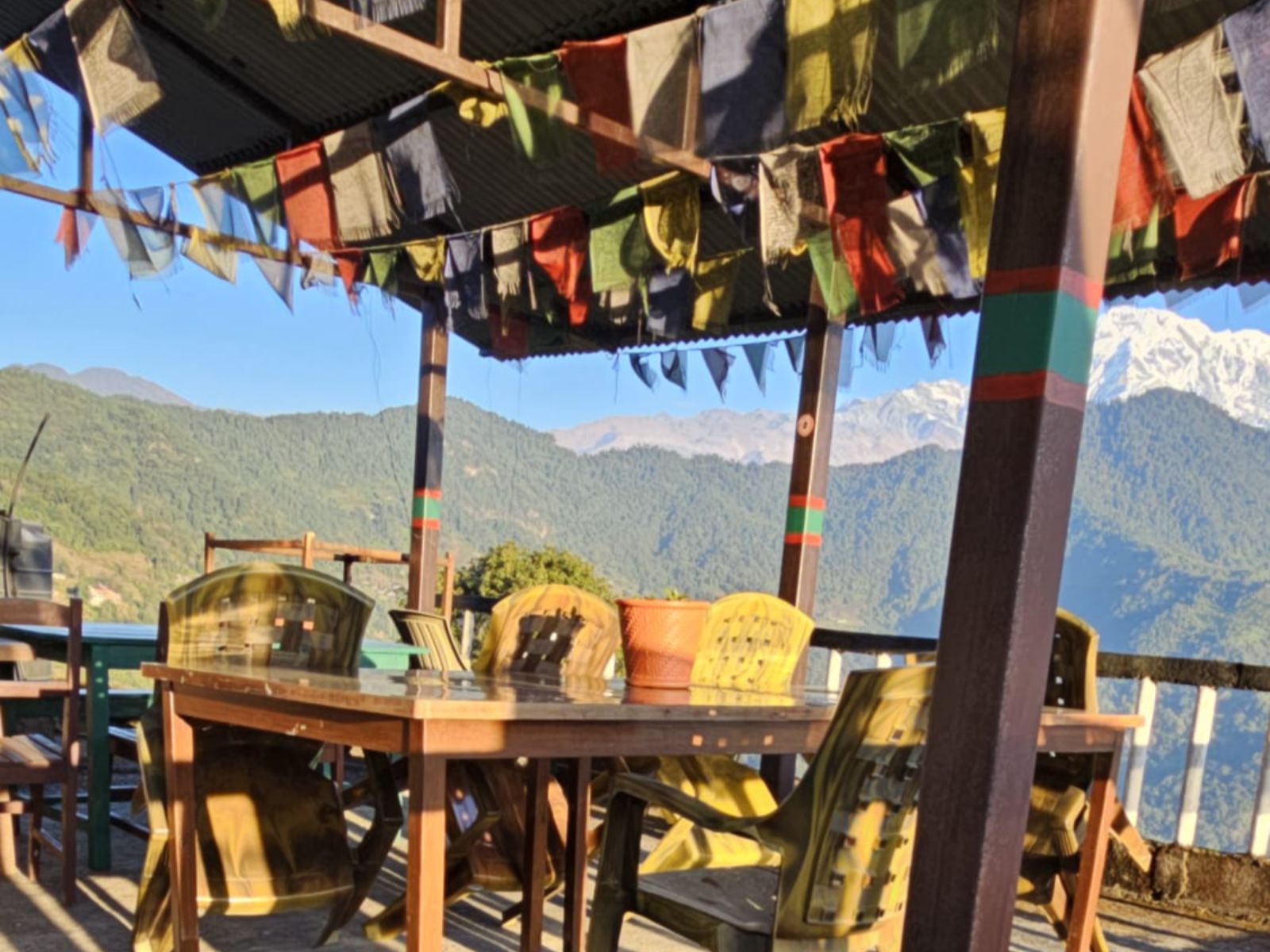Rondreis Nepal, Trekking Lodges, terras voor ontbijt, lunch, dinner