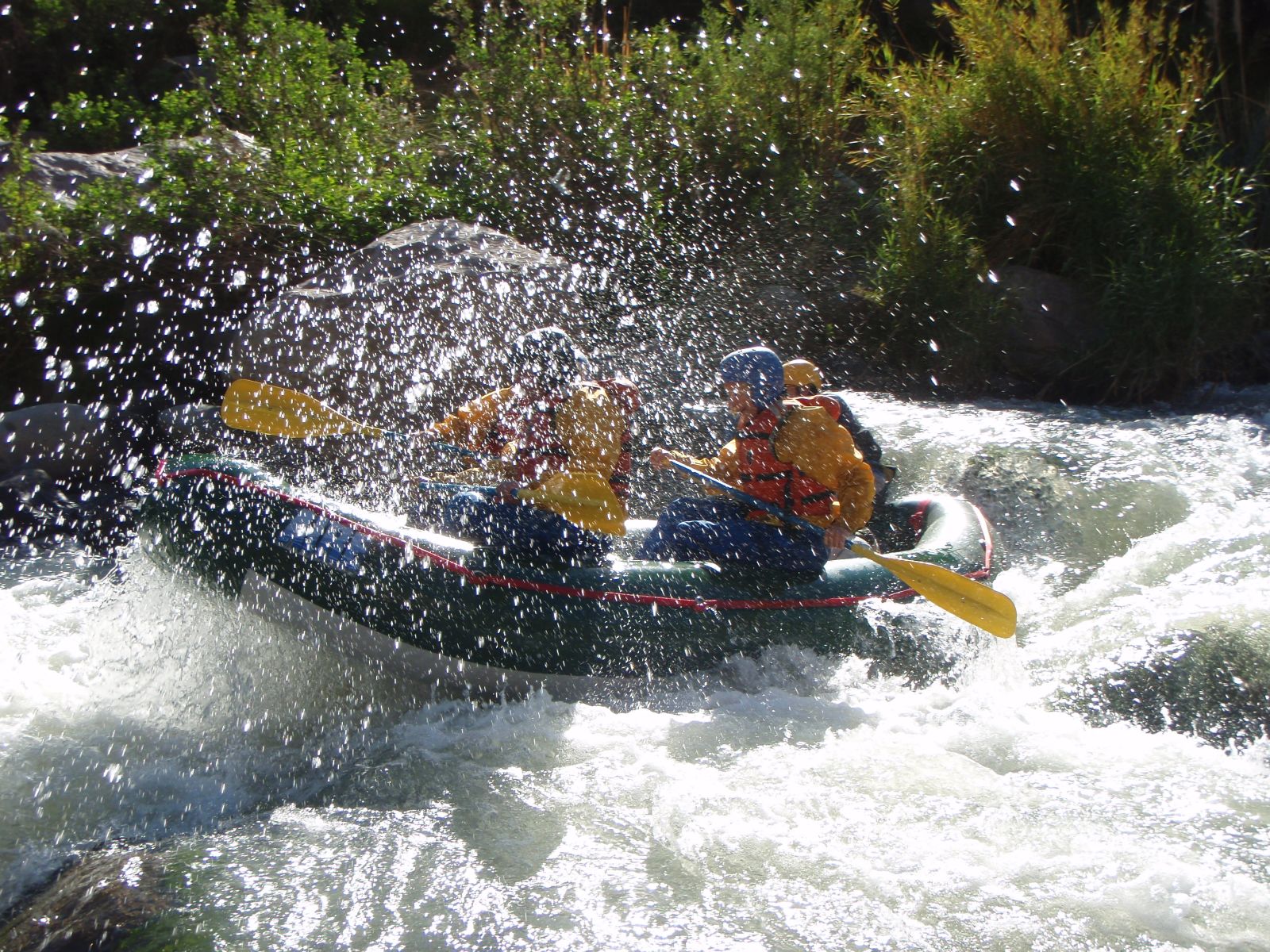 Rondreis Peru, Arequipa, excursie raften over de Chili-rivier, raft in stroomversnelling