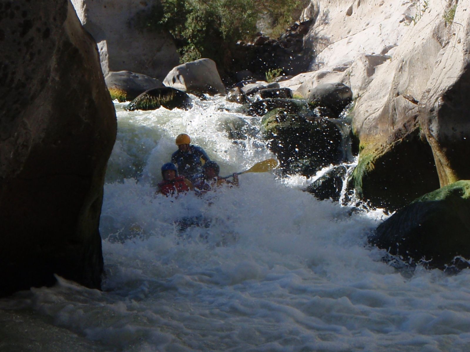 Rondreis Peru, Arequipa, excursie raften over de Chili-rivier, raft onder water in stroomversnelliing