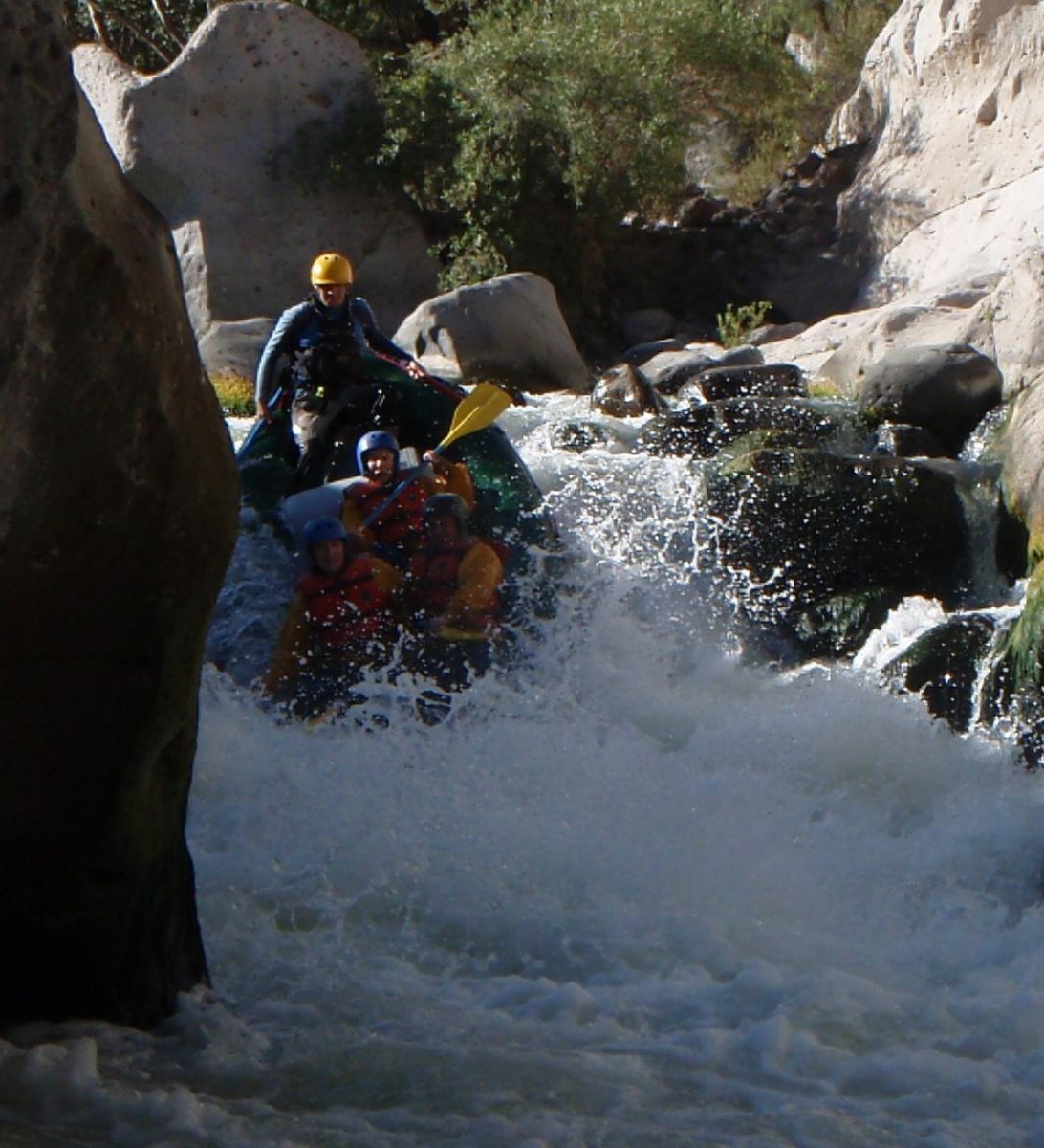 Rondreis Peru, Arequipa, excursie raften over de Chili-rivier, raft stroomversnelling