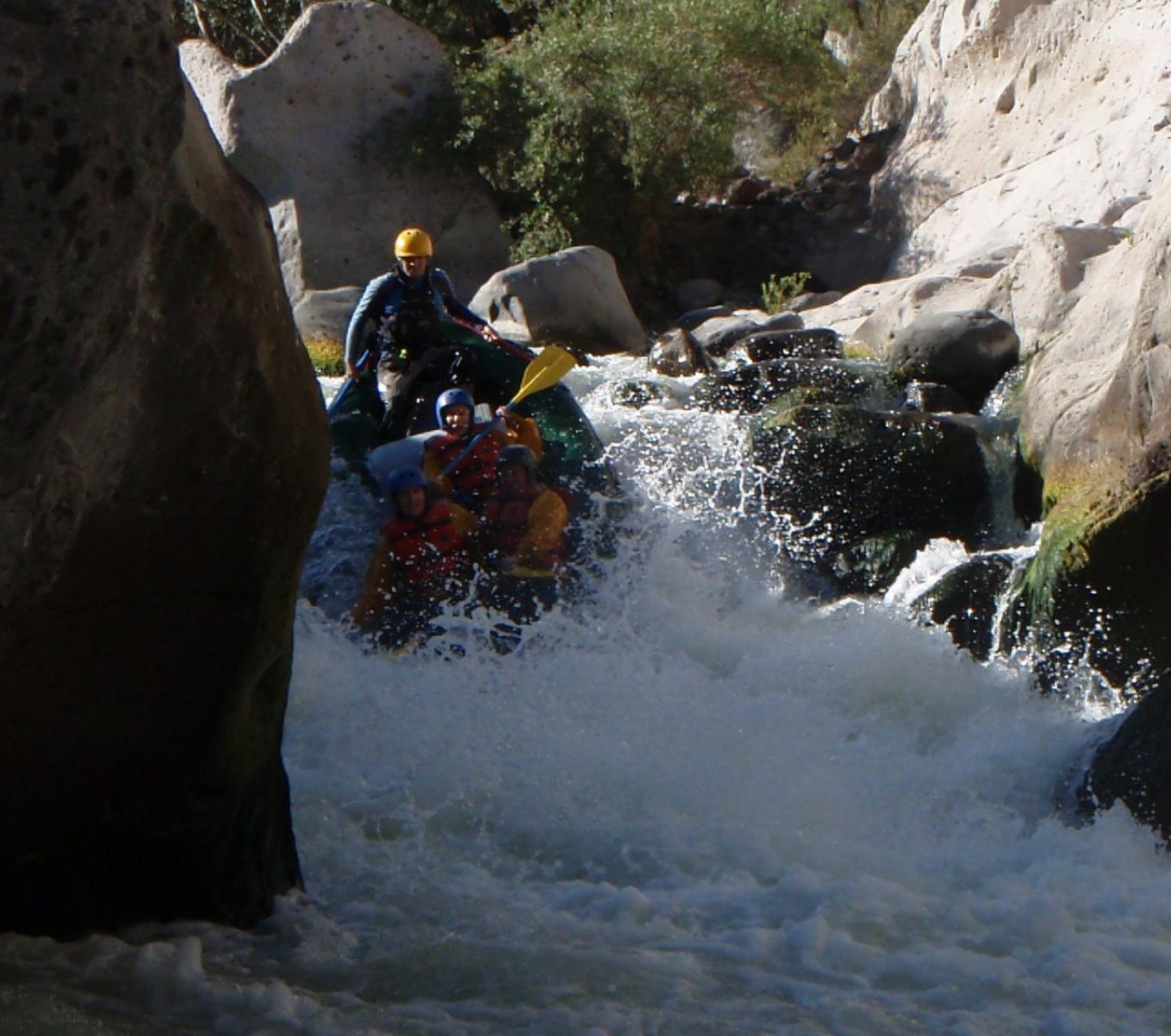 Rondreis Peru, Arequipa, excursie raften over de Chili-rivier, raft stroomversnelling