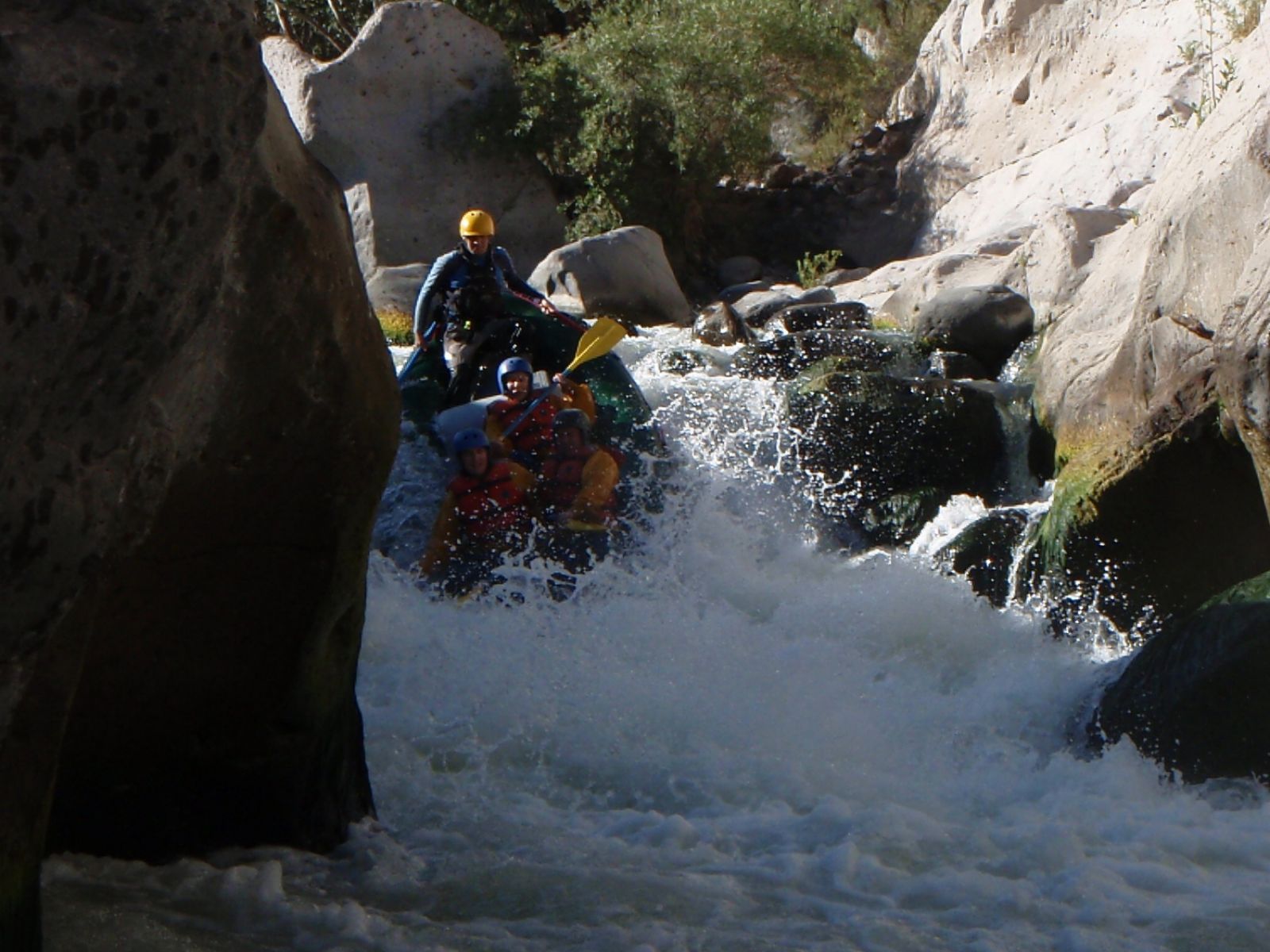 Rondreis Peru, Arequipa, excursie raften over de Chili-rivier, raft stroomversnelling
