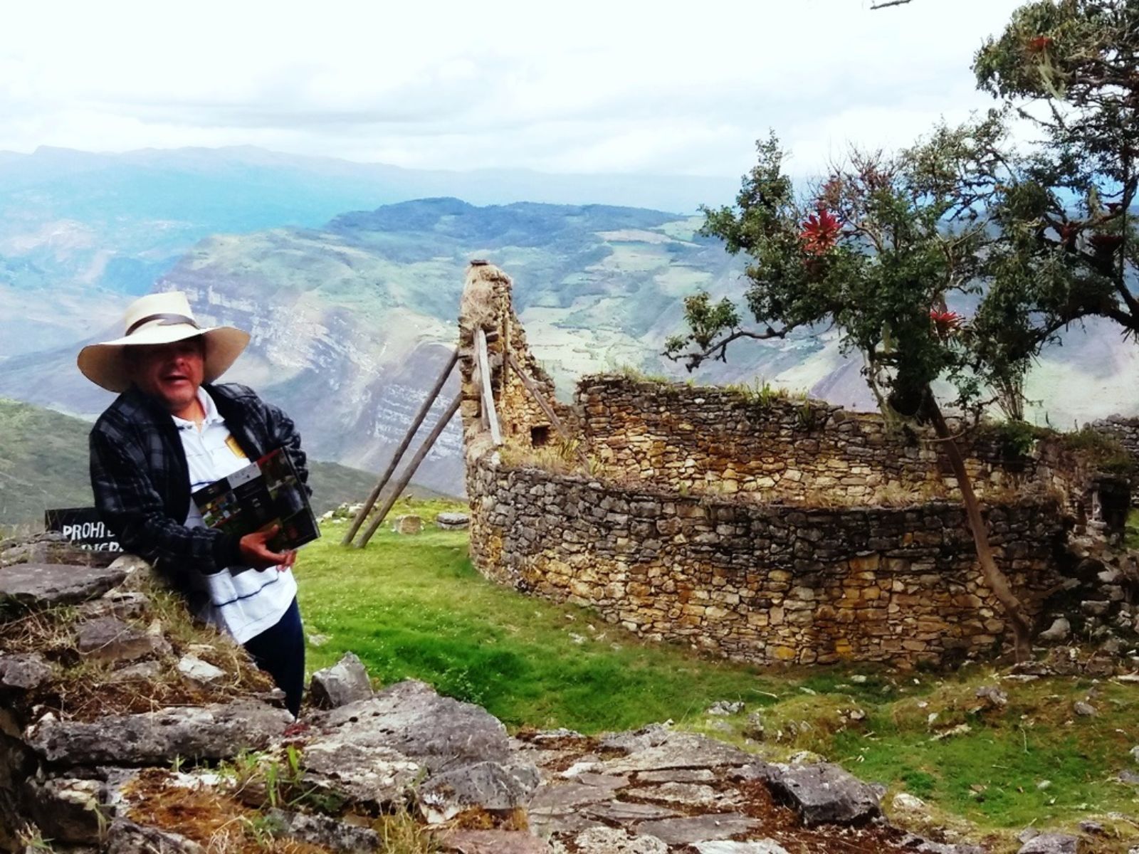 Rondreis Peru, Chachapoyas, excursie bezoek de verborgen citadel Kuelap, persoon