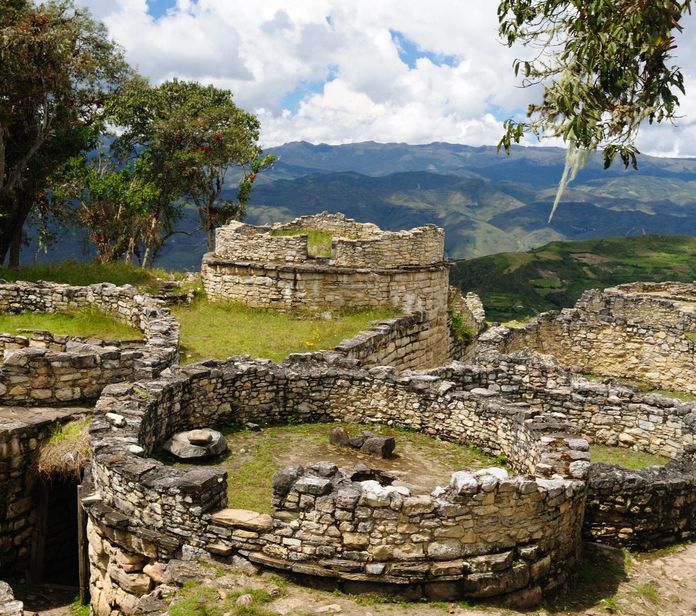 Rondreis Peru, Chachapoyas, excursie bezoek de verborgen citadel Kuelap, ruïnes