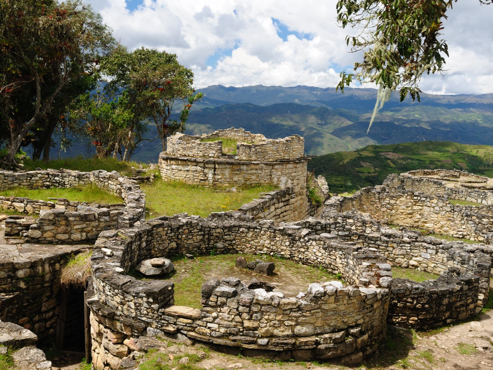 Rondreis Peru, Chachapoyas, excursie bezoek de verborgen citadel Kuelap, ruïnes