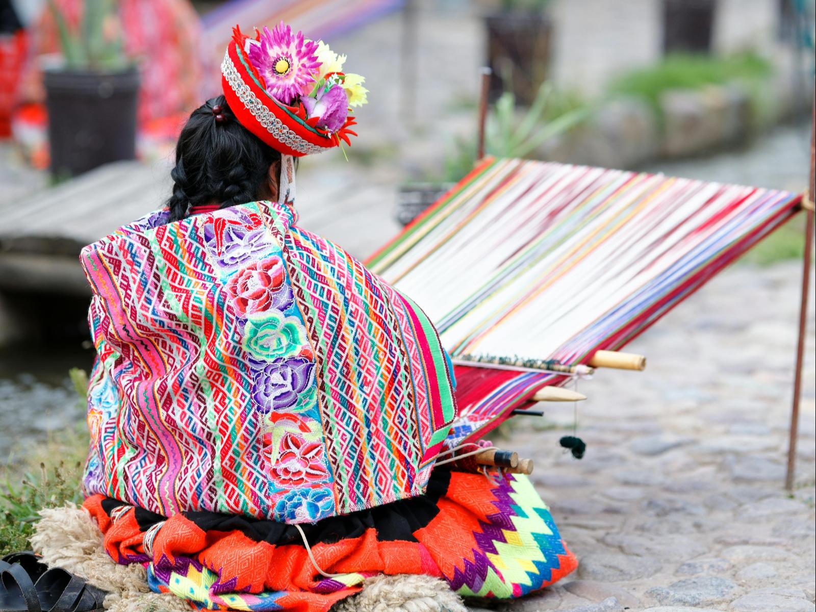 Rondreis Peru, Cusco, excursie Dagtour Heilige Vallei, vrouw weven