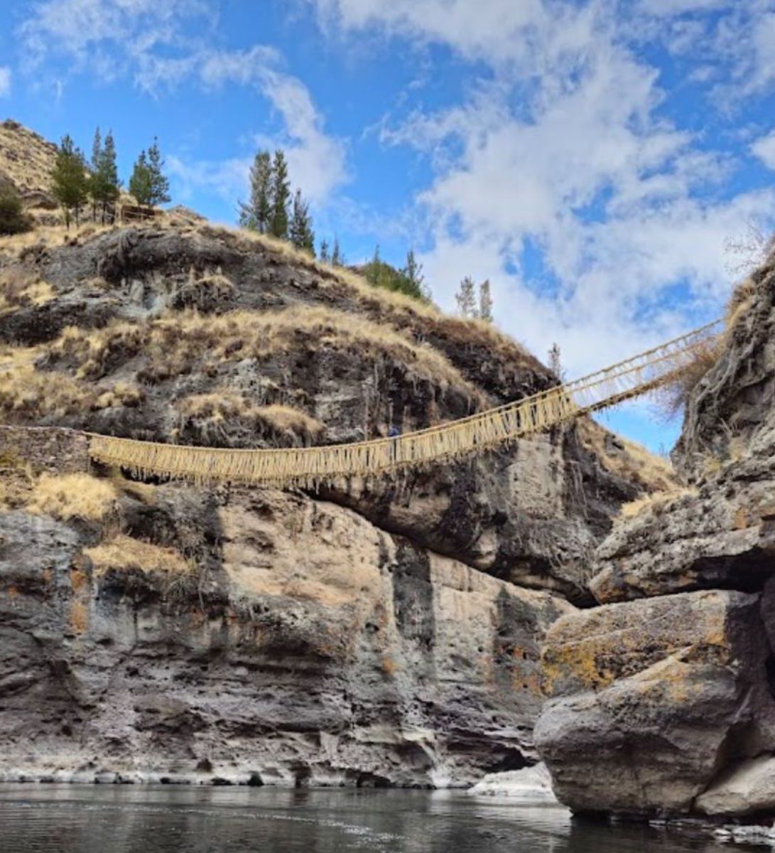 Rondreis Peru, Cusco, excursie De Q’eswachaka brug & de meren van de Andes, hangbrug hoog boven het water