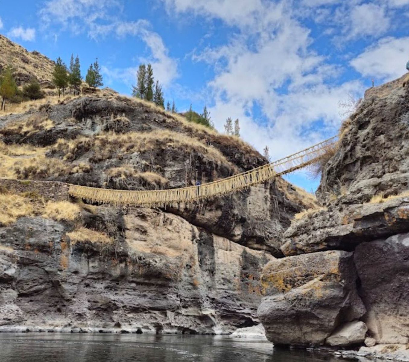 Rondreis Peru, Cusco, excursie De Q’eswachaka brug & de meren van de Andes, hangbrug hoog boven het water