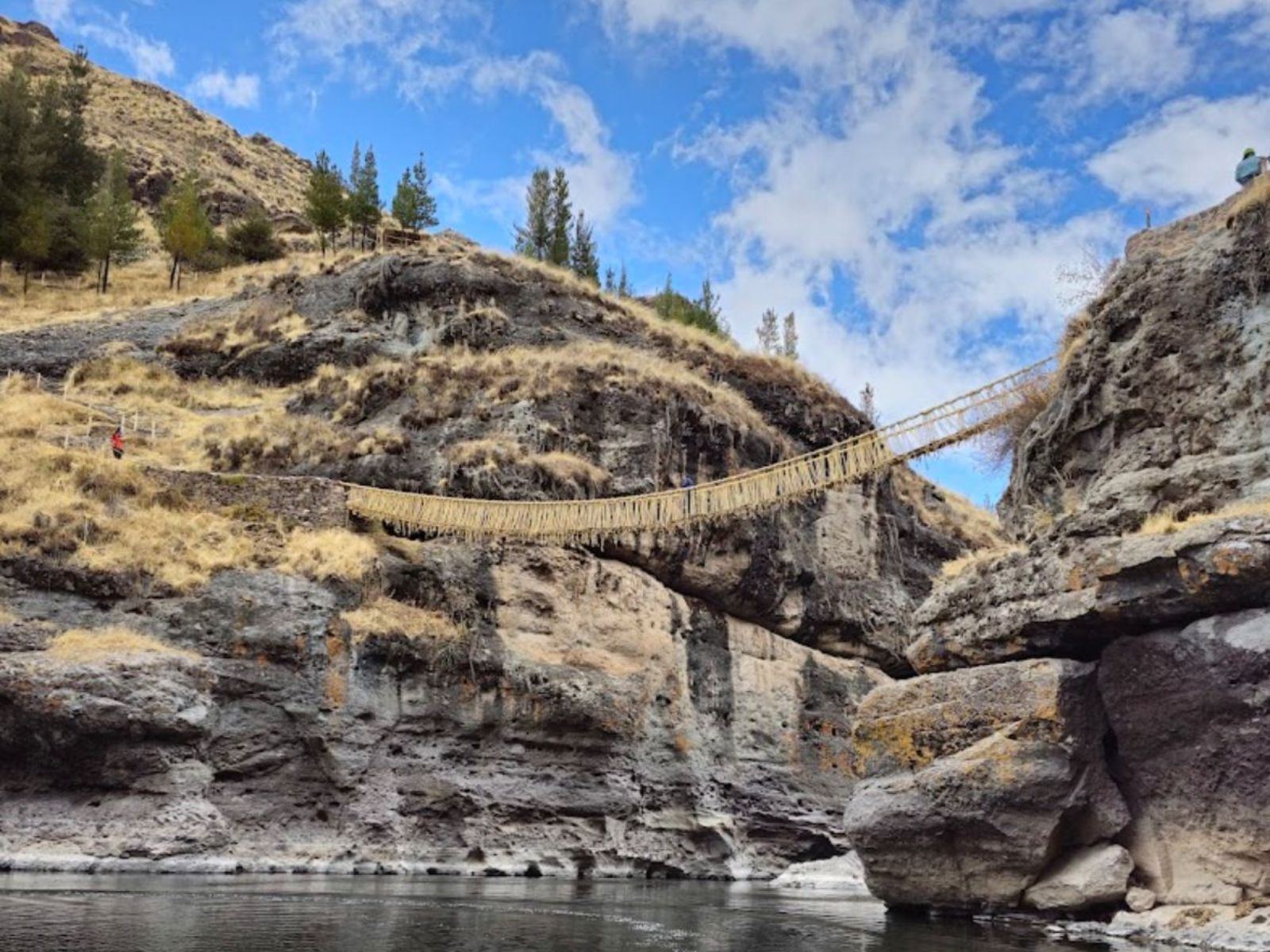 Rondreis Peru, Cusco, excursie De Q’eswachaka brug & de meren van de Andes, hangbrug hoog boven het water