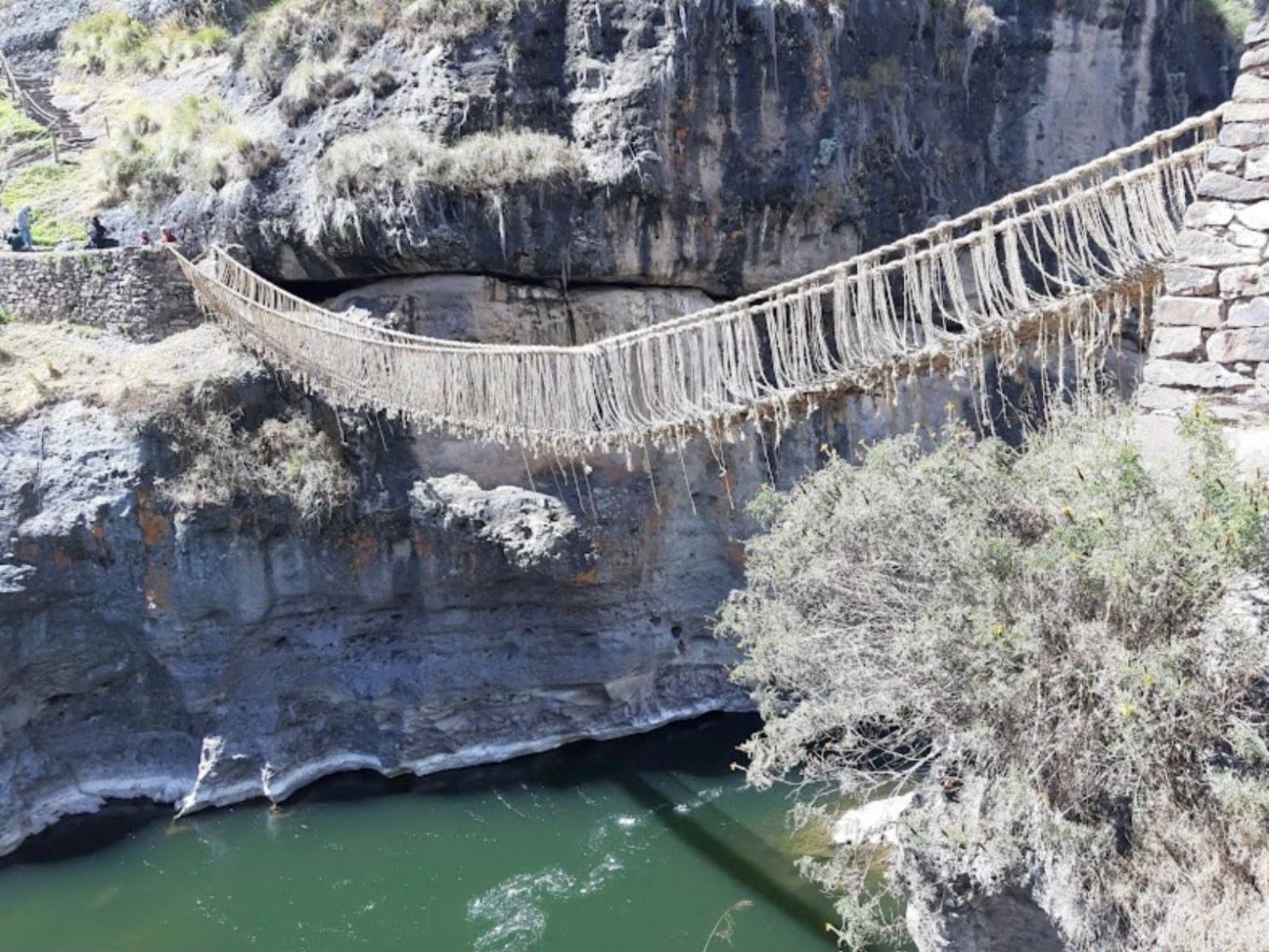 Rondreis Peru, Cusco, excursie De Q’eswachaka brug & de meren van de Andes, hangbrug over het water