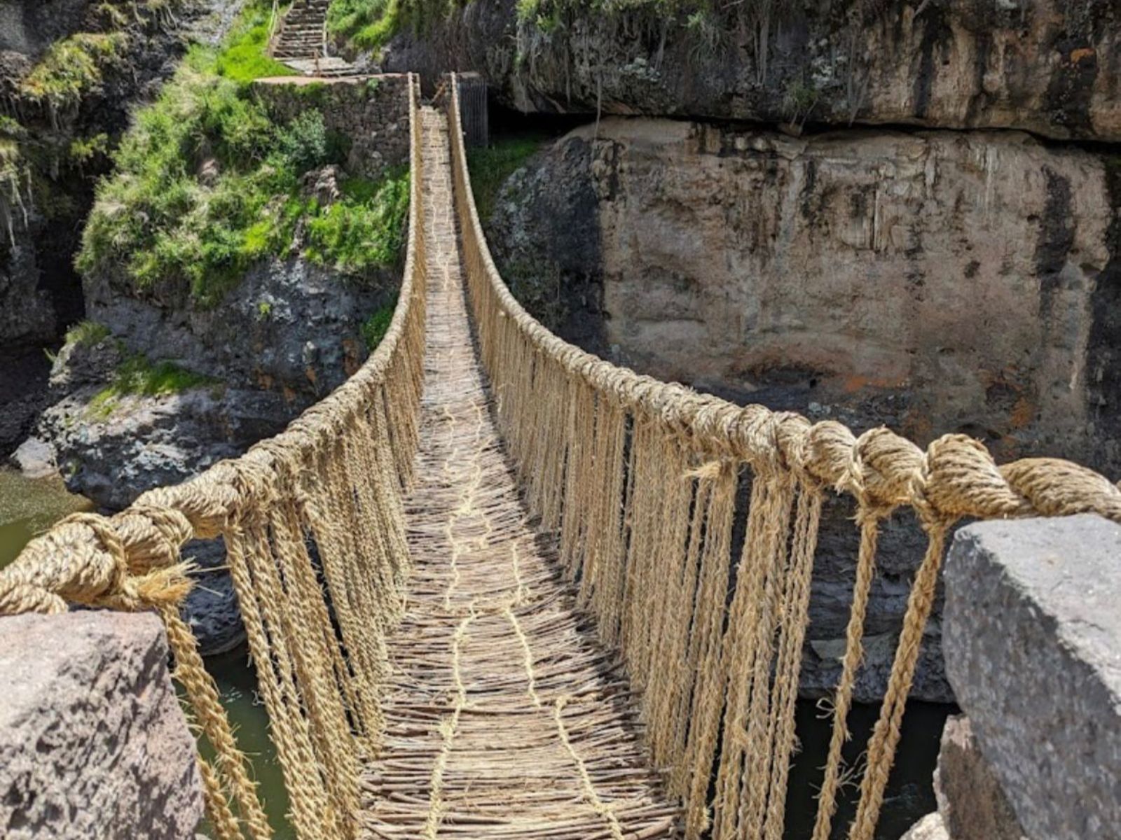 Rondreis Peru, Cusco, excursie De Q’eswachaka brug & de meren van de Andes, hangbrug touwen