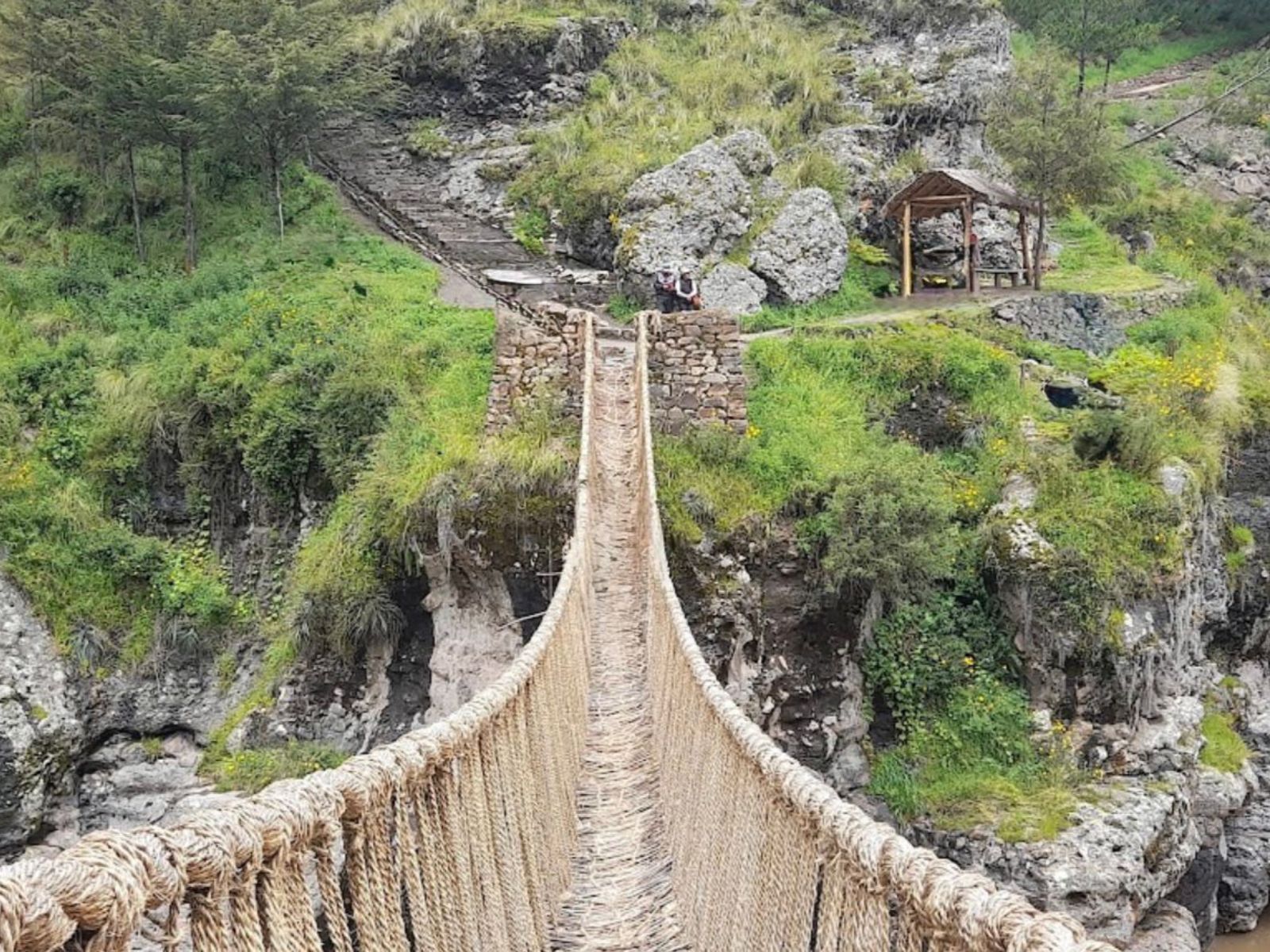 Rondreis Peru, Cusco, excursie De Q’eswachaka brug & de meren van de Andes, hangbrug