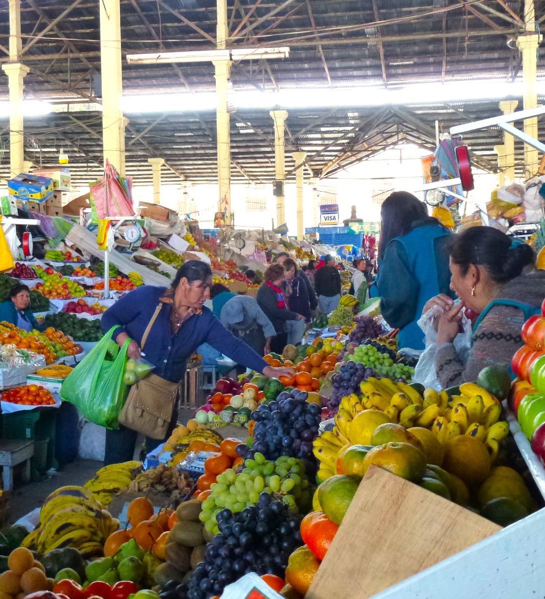 Rondreis Peru, Cusco, excursie Peruaanse kookworkshop, marktkraampjes met groente en fruit