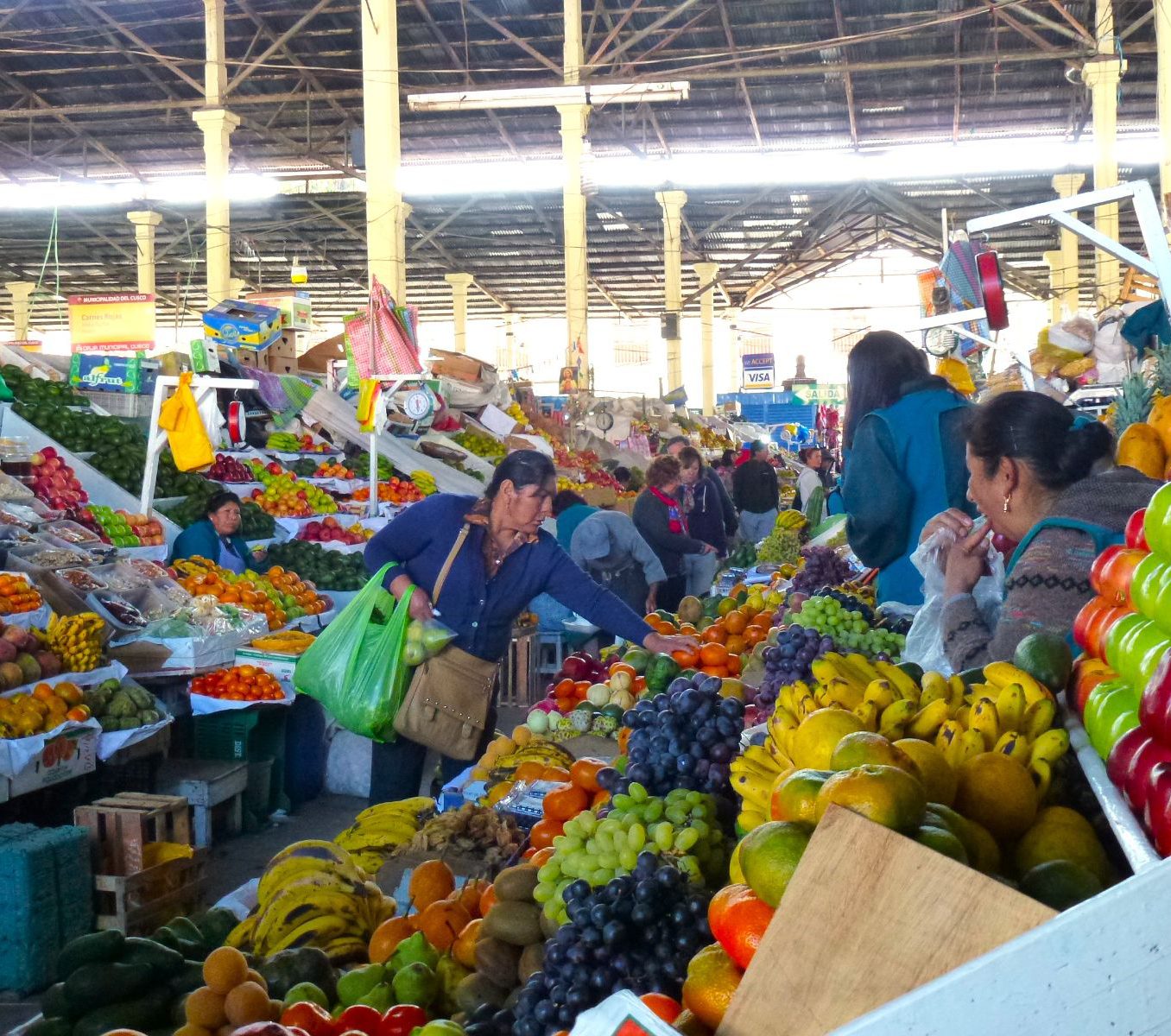 Rondreis Peru, Cusco, excursie Peruaanse kookworkshop, marktkraampjes met groente en fruit