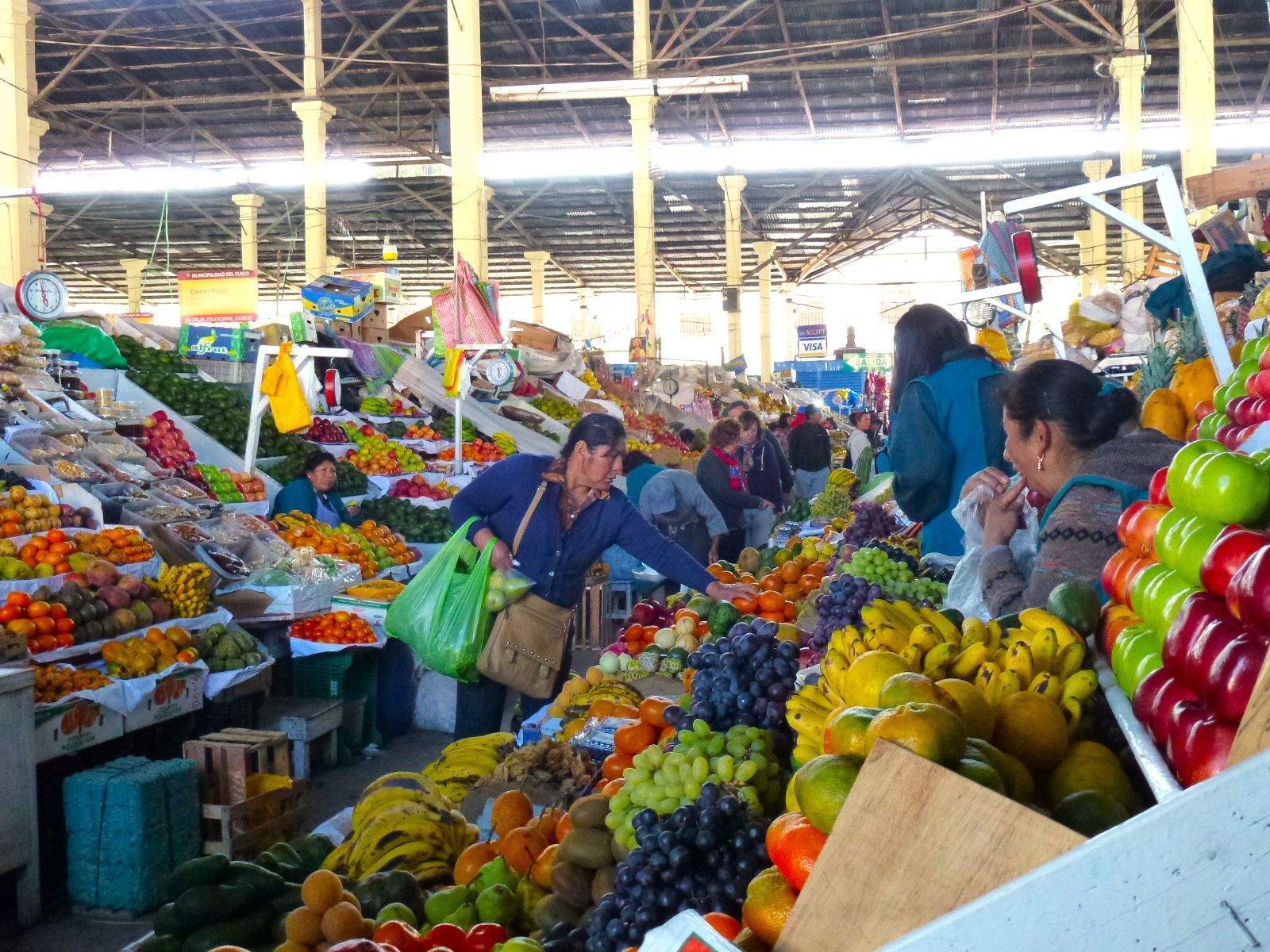 Rondreis Peru, Cusco, excursie Peruaanse kookworkshop, marktkraampjes met groente en fruit