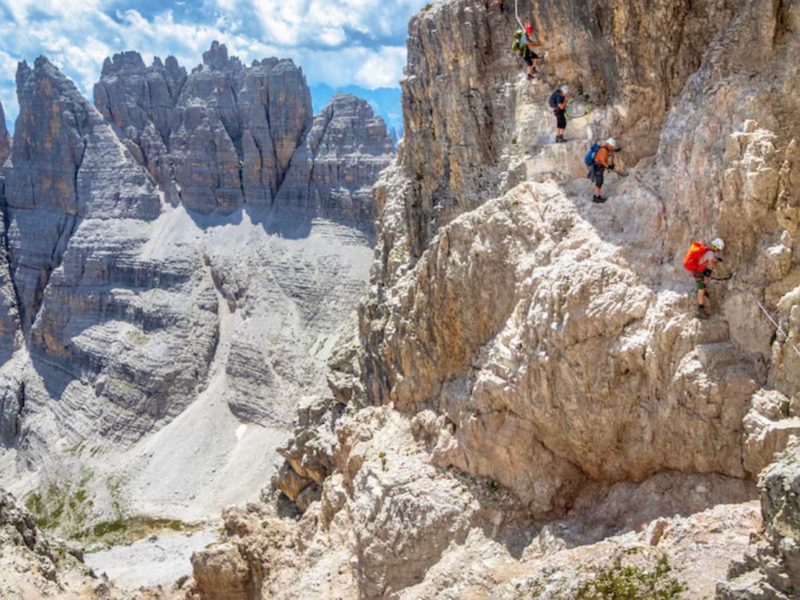 Rondreis Peru, Cusco, excursie Via Ferrata klimtour, personen aangelijnd aan rots