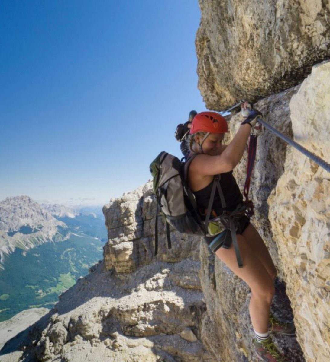 Rondreis Peru, Cusco, excursie Via Ferrata klimtour, persoon aan rots