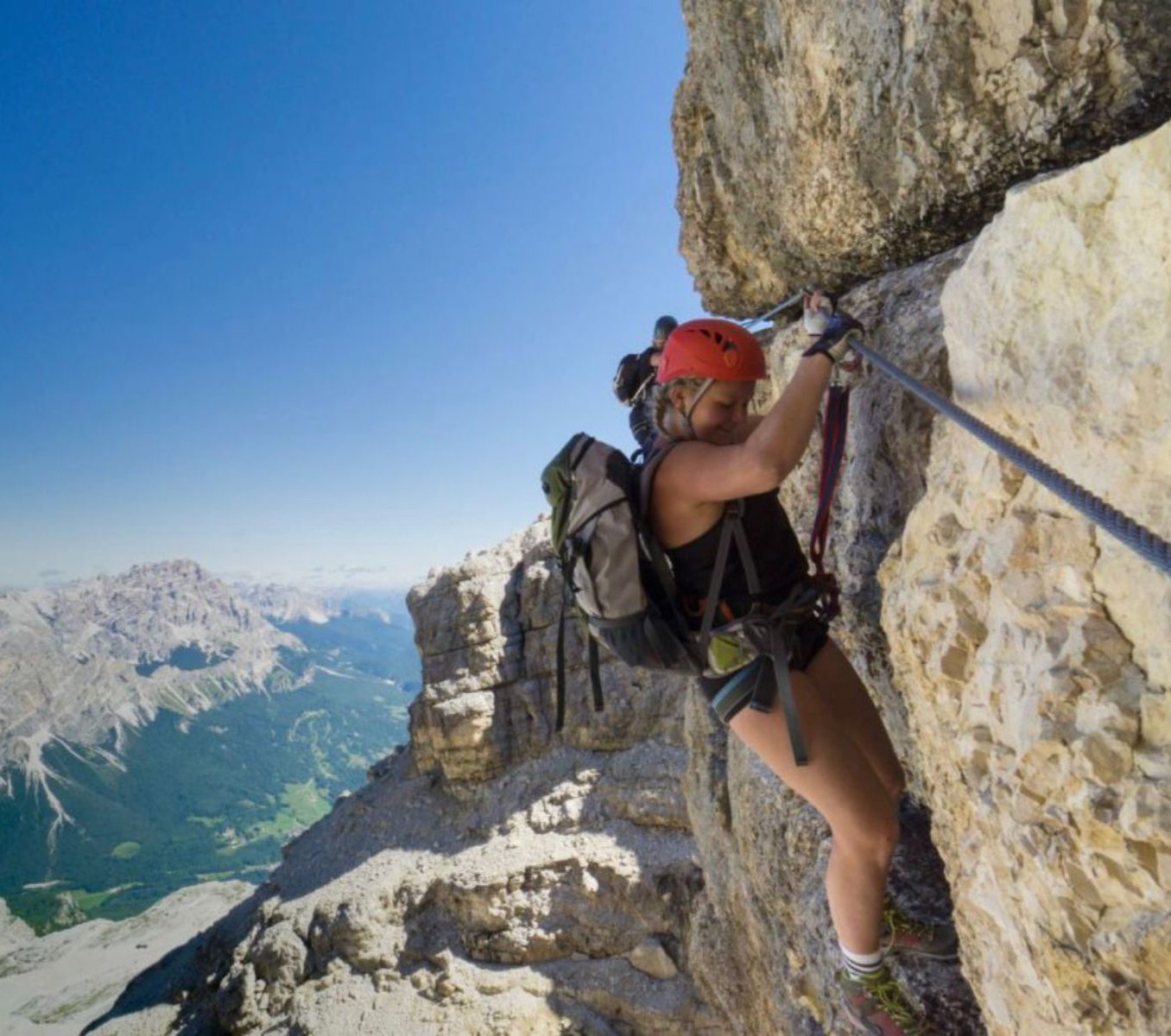 Rondreis Peru, Cusco, excursie Via Ferrata klimtour, persoon aan rots