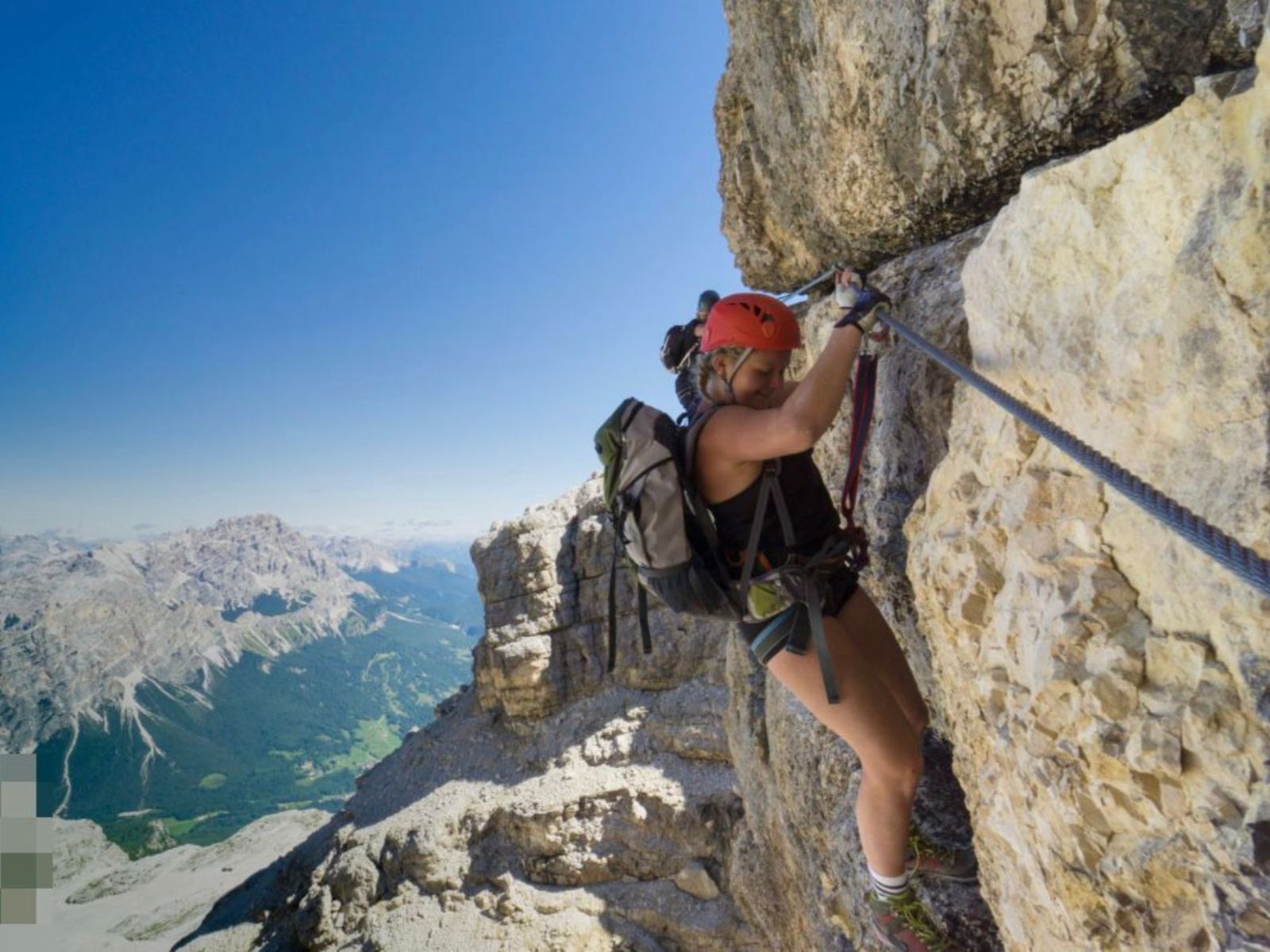 Rondreis Peru, Cusco, excursie Via Ferrata klimtour, persoon aan rots