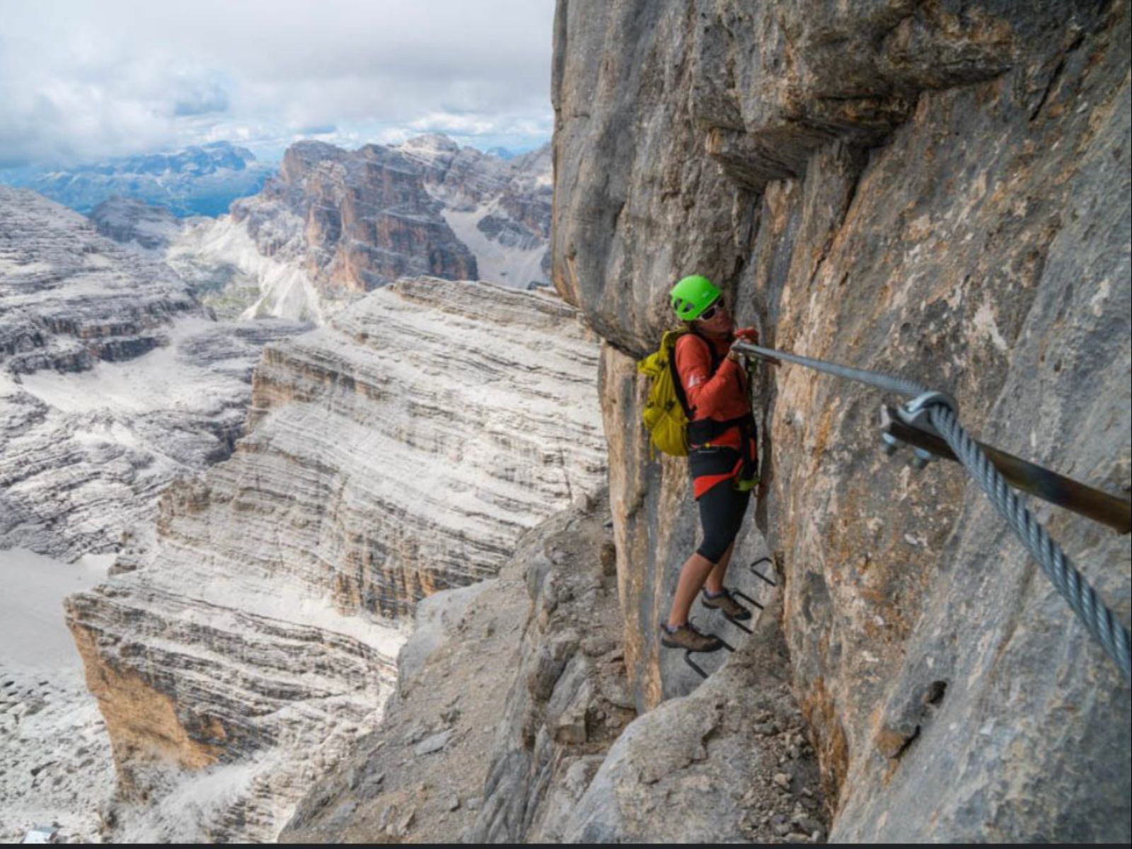 Rondreis Peru, Cusco, excursie Via Ferrata klimtour, persoon aangelijnd