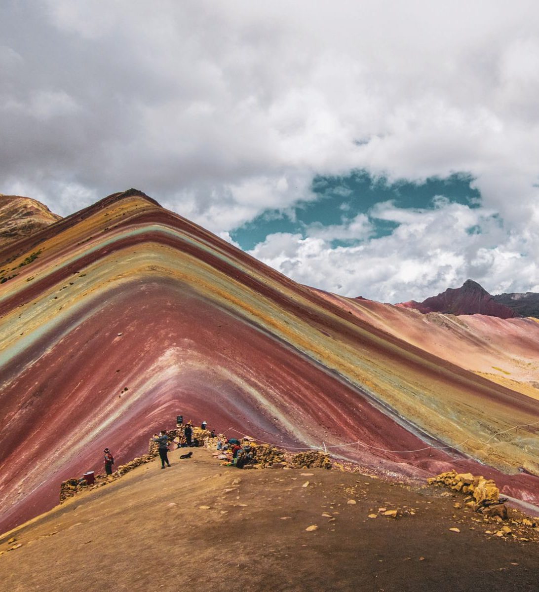 Rondreis Peru, Cusco, excursie hiken bij Rainbow Mountain & Red Valley, hikers op de Rainbow Mountain