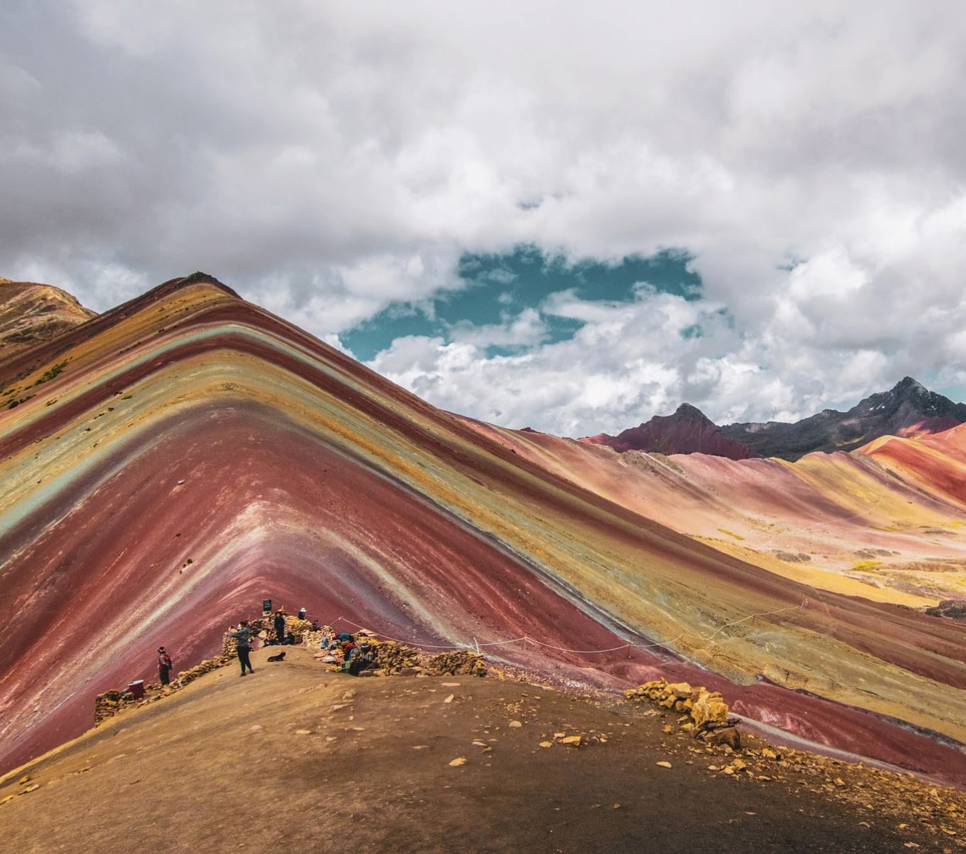 Rondreis Peru, Cusco, excursie hiken bij Rainbow Mountain & Red Valley, hikers op de Rainbow Mountain