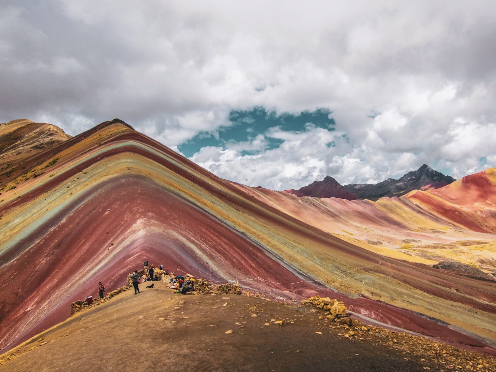 Rondreis Peru, Cusco, excursie hiken bij Rainbow Mountain & Red Valley, hikers op de Rainbow Mountain