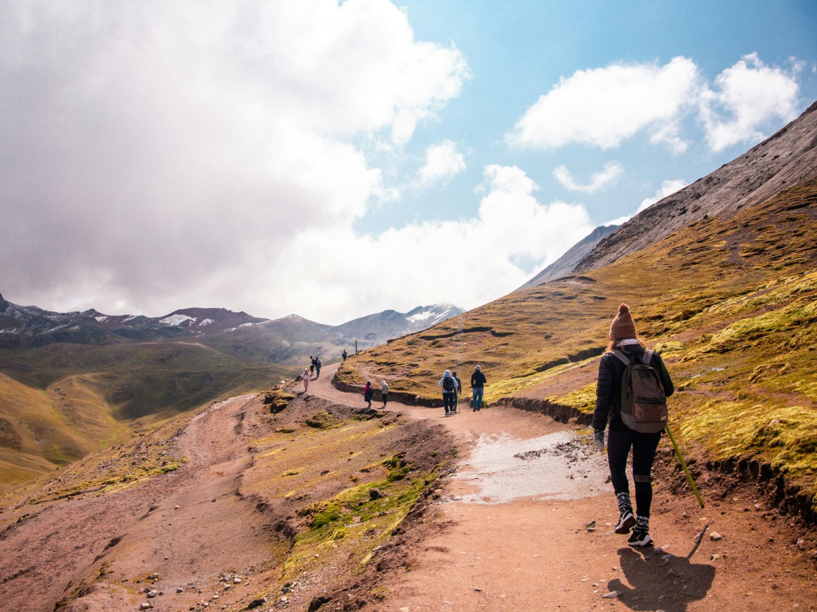 Rondreis Peru, Cusco, excursie hiken bij Rainbow Mountain, mensen aan het hiken over pad