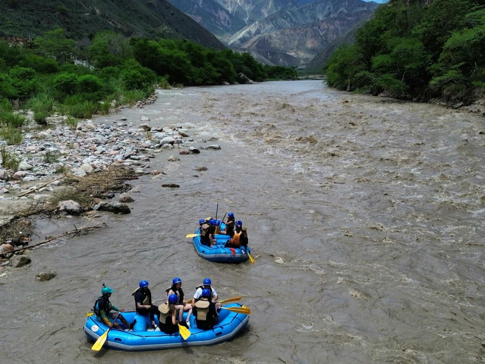 Rondreis Peru, Cusco, excursie raften Heilige Vallei, twee boten op rustig water