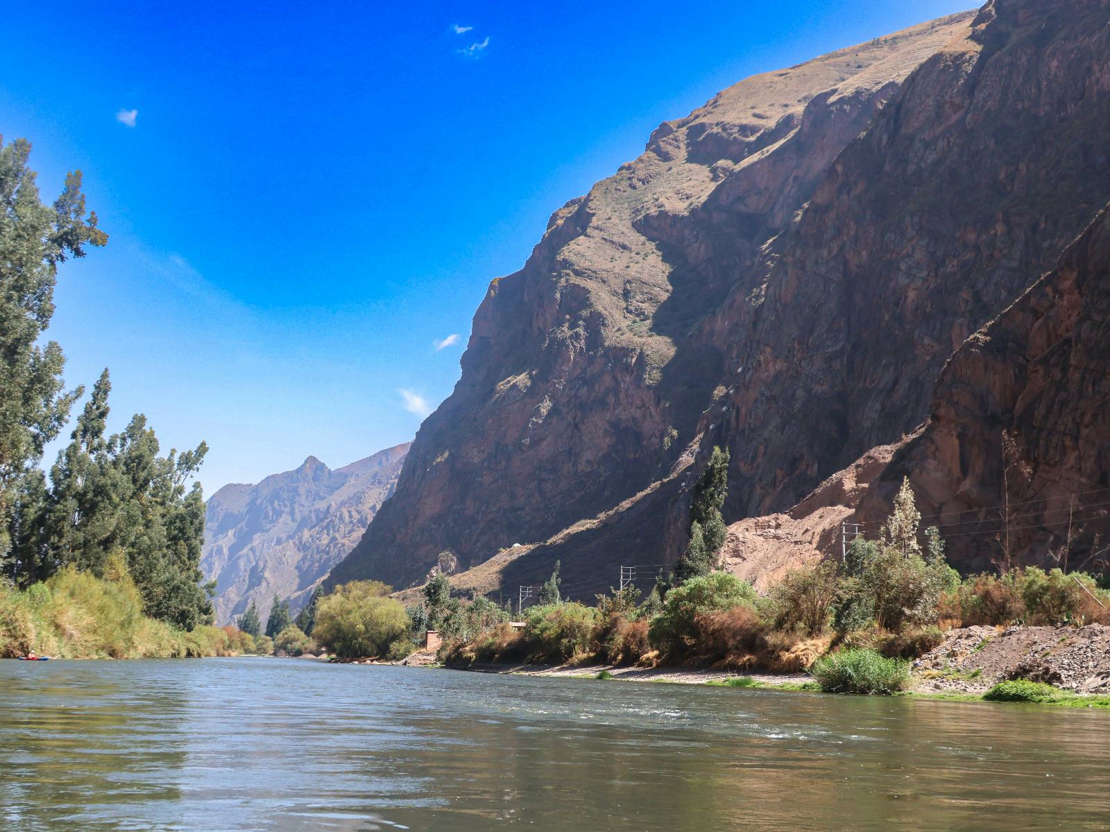 Rondreis Peru, Cusco, excursie raften Heilige Vallei, uitzicht rivier