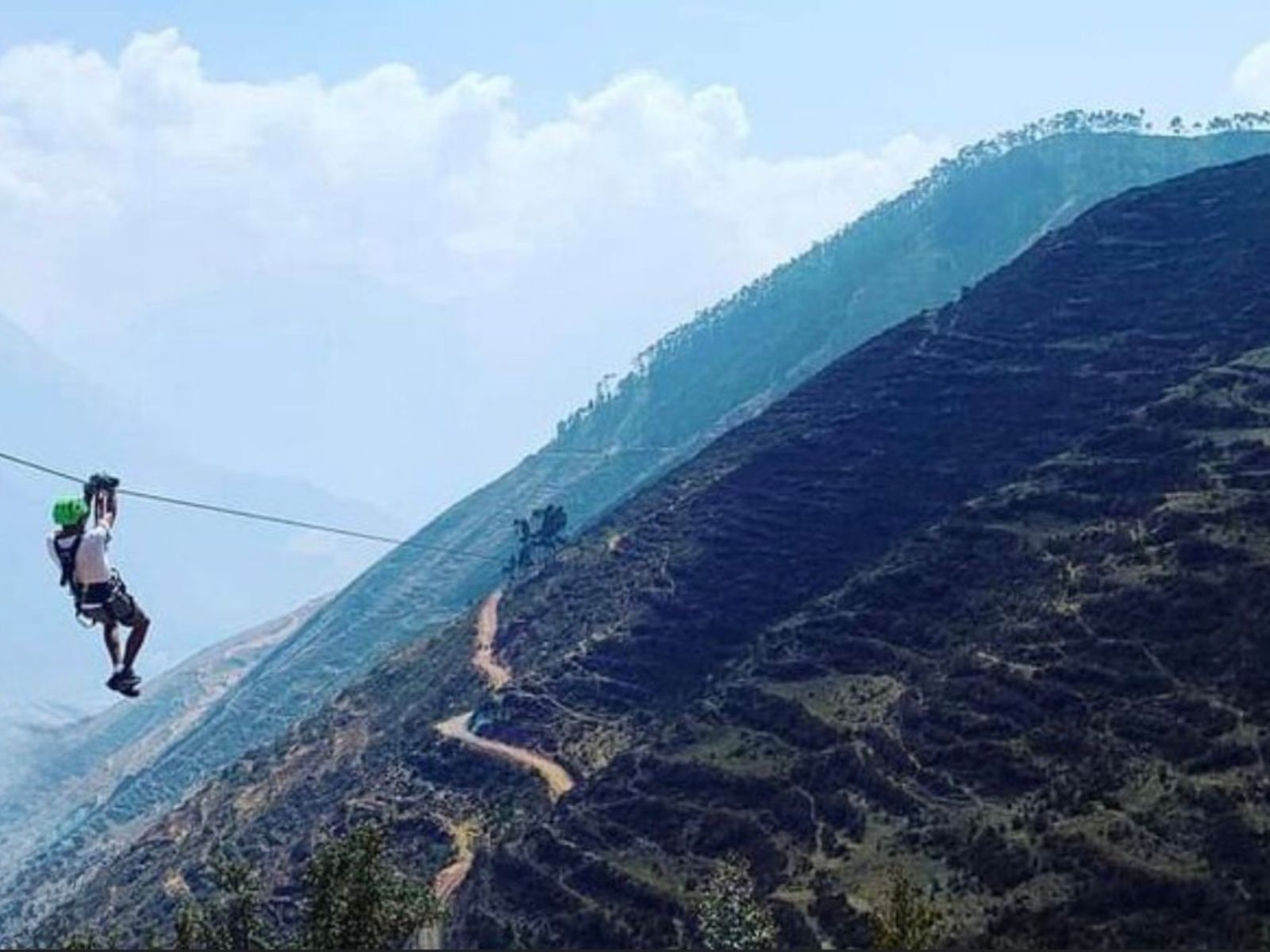 Rondreis Peru, Cusco, excursie ziplinen boven de Heilige Vallei, persoon zipline