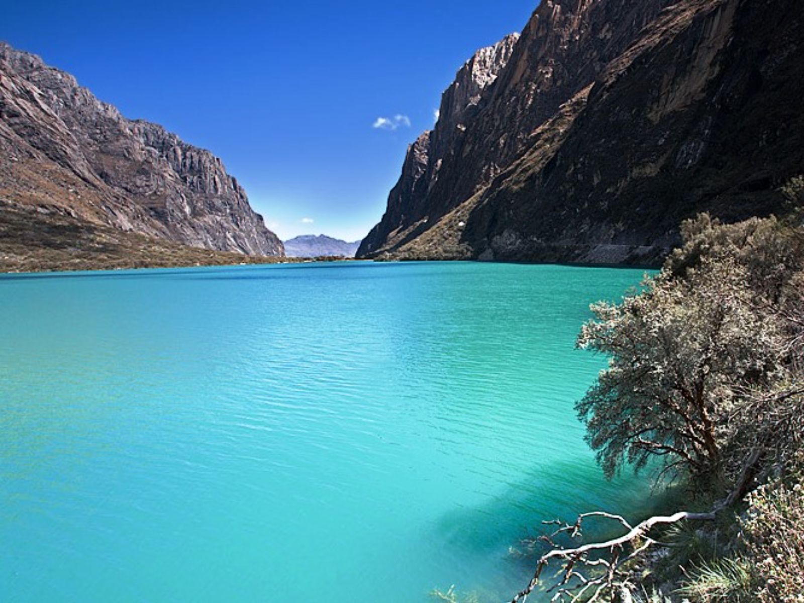 Rondreis Peru, Huaraz, excursie bezoek aan Quebrada Llanganuco, blauwe meer