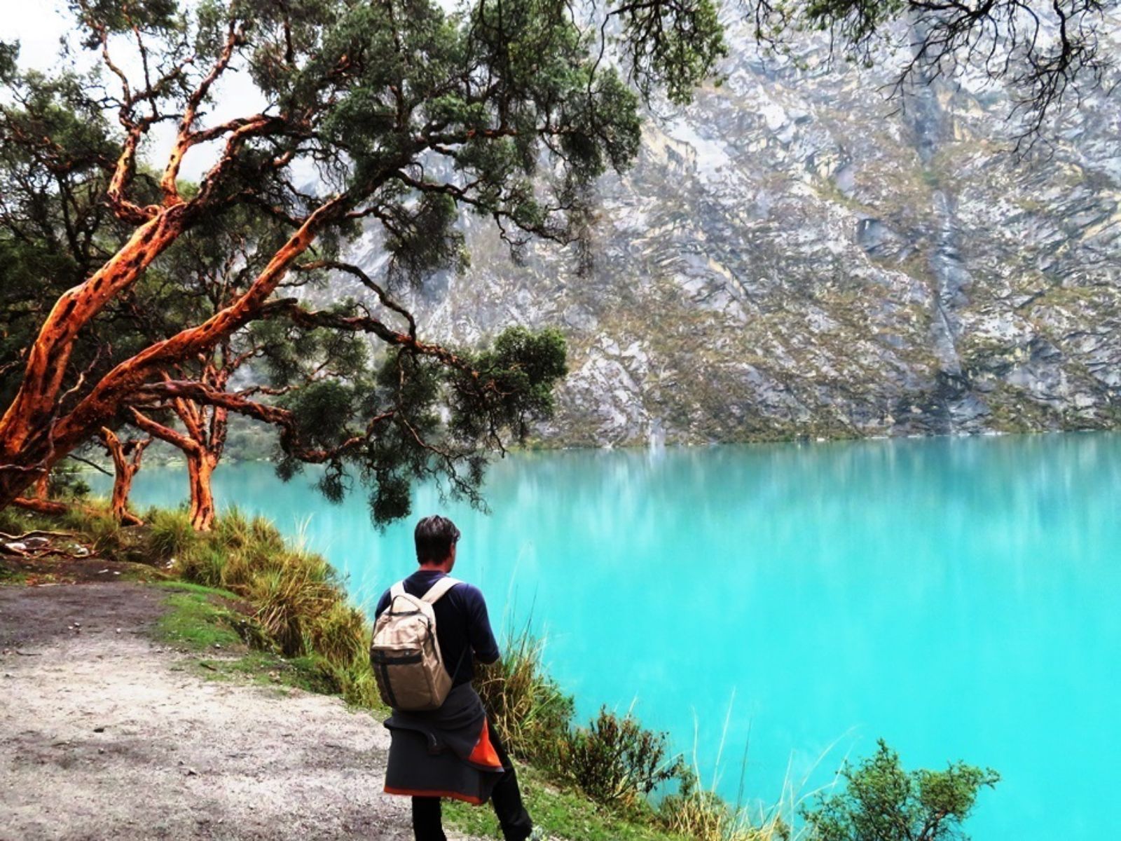 Rondreis Peru, Huaraz, excursie bezoek aan Quebrada Llanganuco, persoon op wandelroute