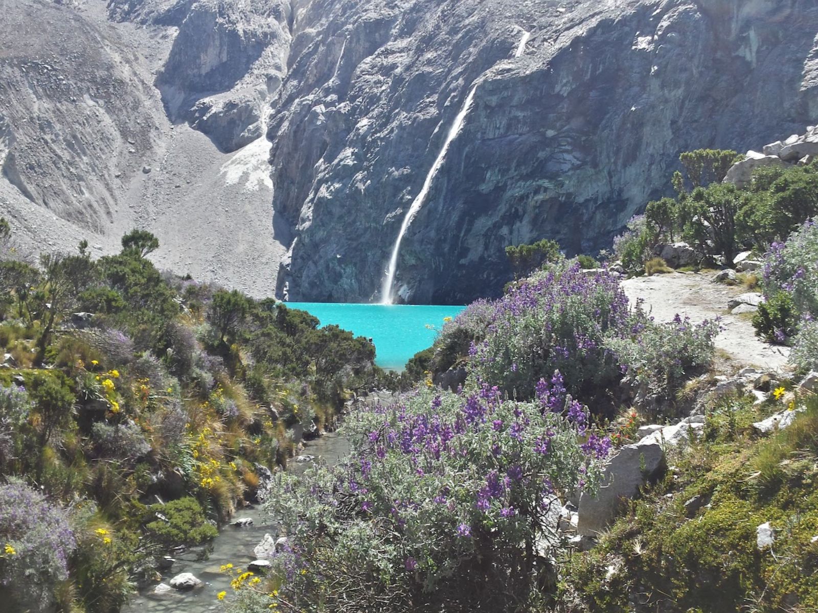 Rondreis Peru, Huaraz, excursie bezoek aan Quebrada Llanganuco, uitzicht op het meer