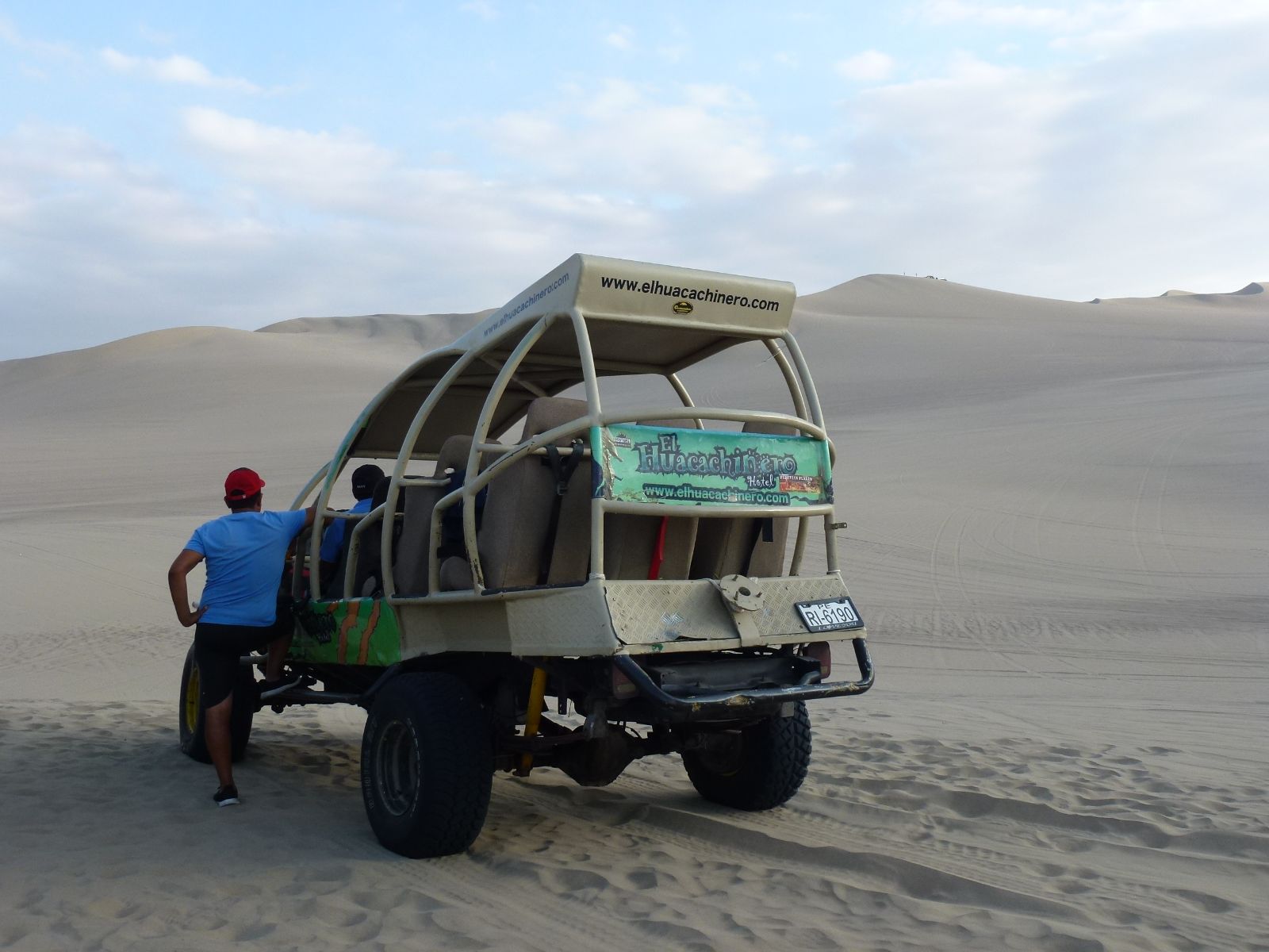 Rondreis Peru, Ica, excursie sandboarden en buggyrijden in Huacachina, buggy in woestijn