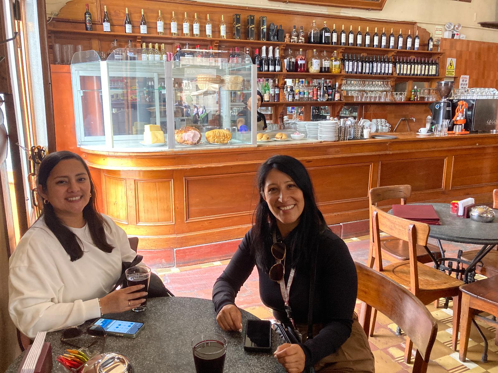 Rondreis Peru, Lima, excursie Lima as a local, drankje in bar