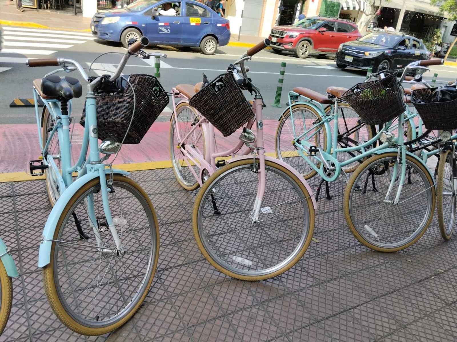 Rondreis Peru, Lima, fietstour langs de kust, fietsen op een rij