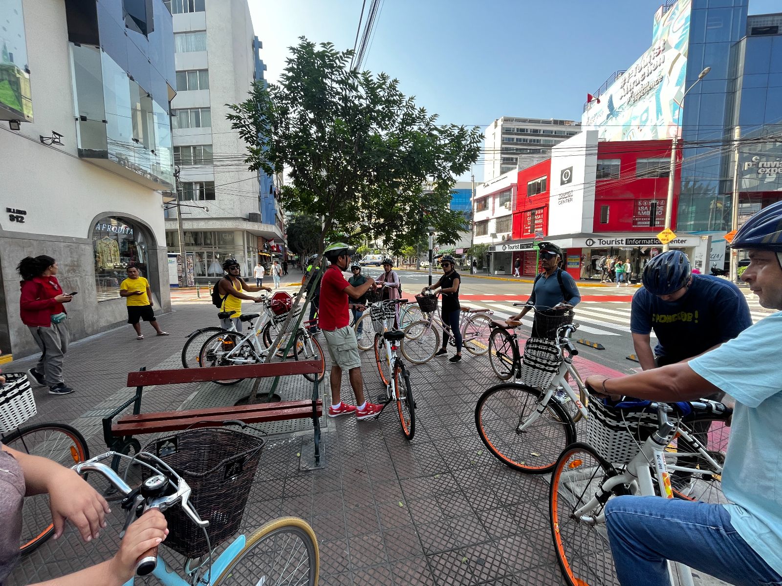 Rondreis Peru, Lima, fietstour langs de kust, fietsstop in de straat