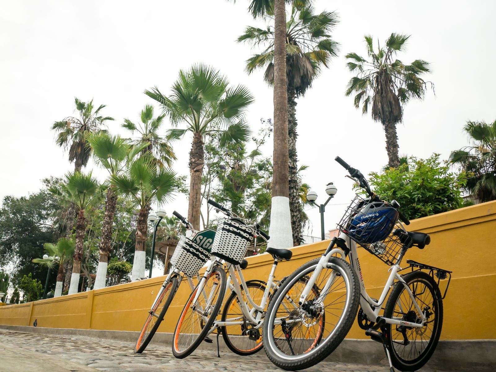 Rondreis Peru, Lima, gastronomische fietstour, fietsen geparkeerd